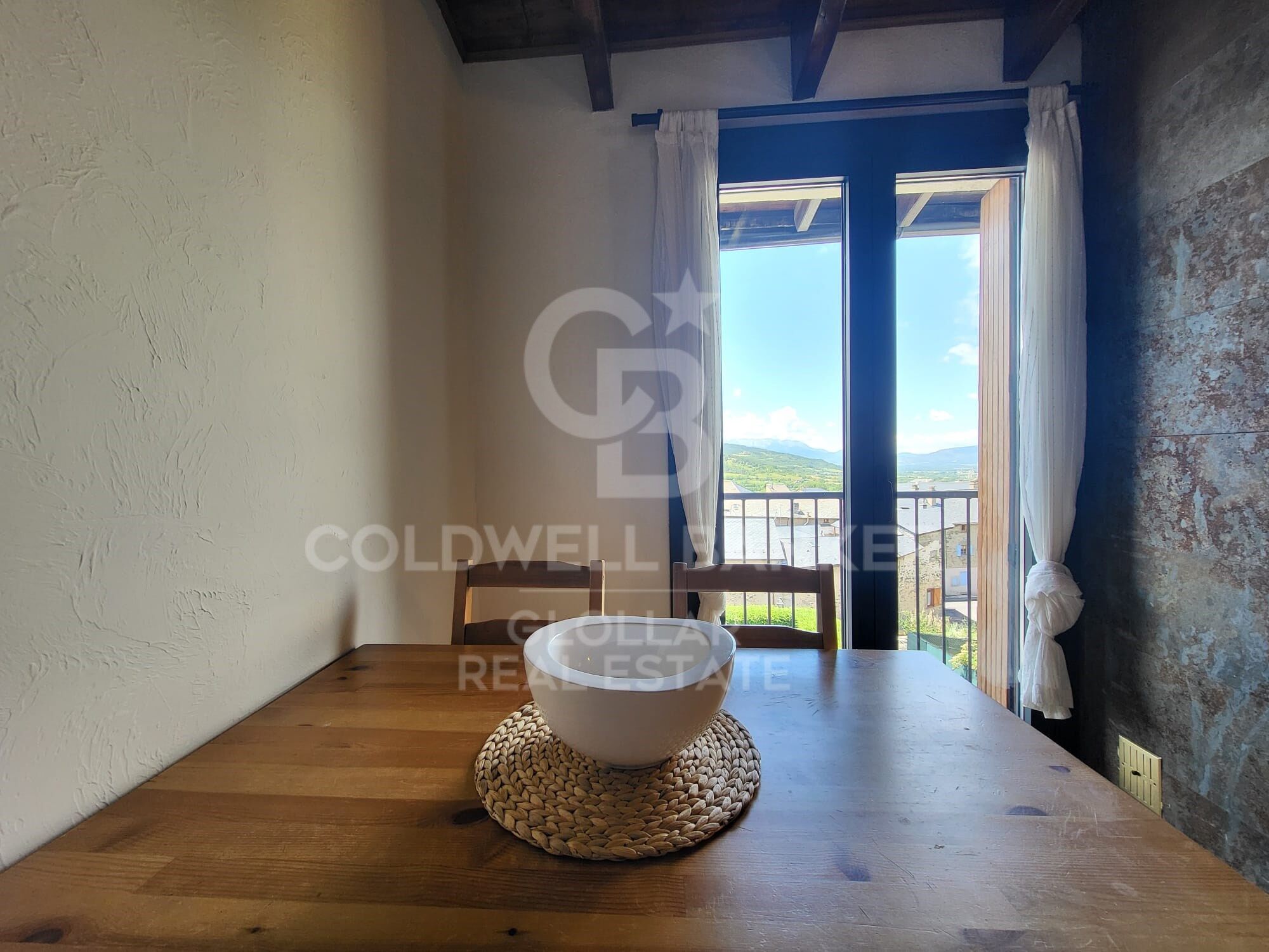 Apartamento de invierno con chimenea en Osséja