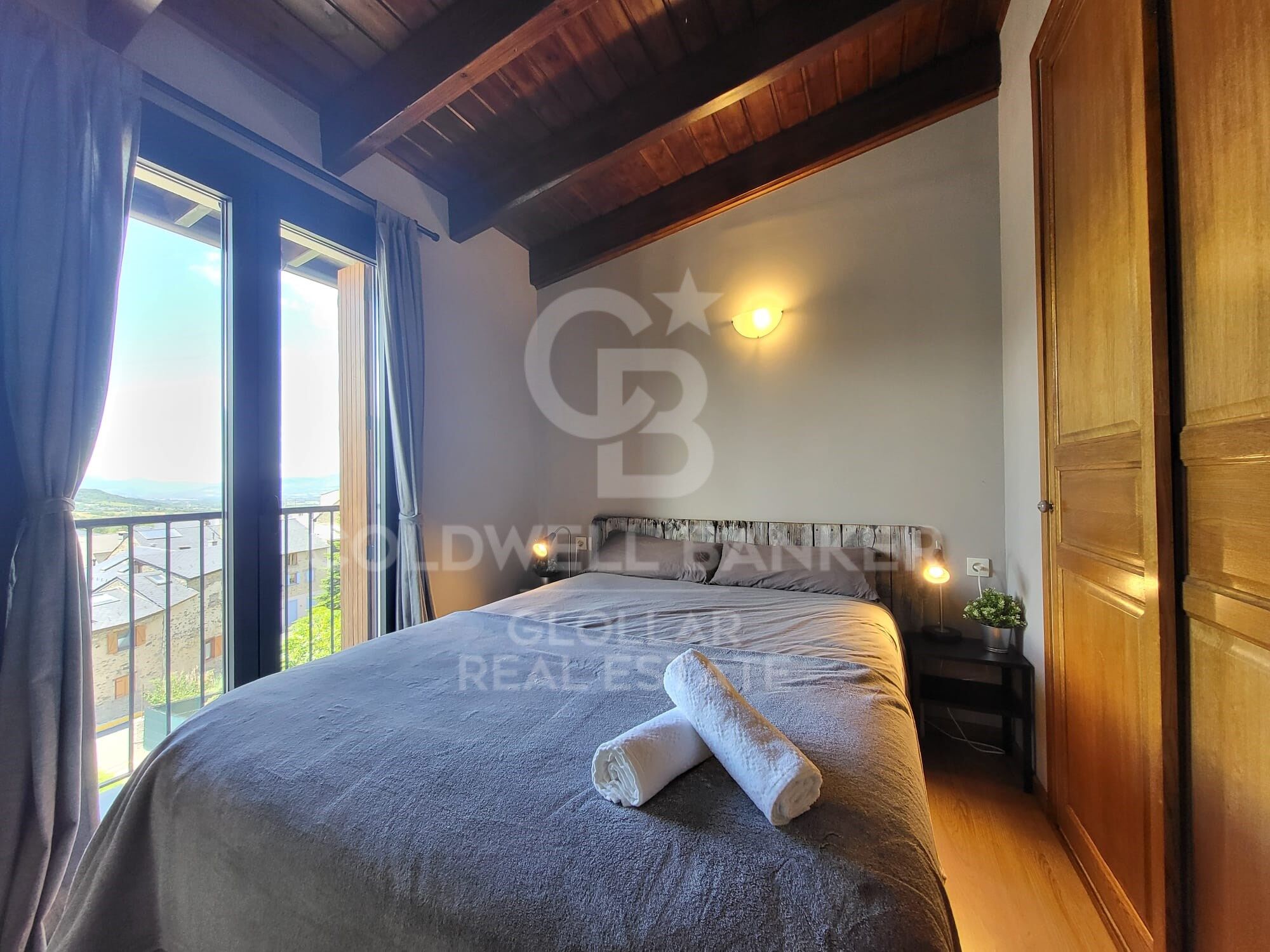 Apartamento de invierno con chimenea en Osséja