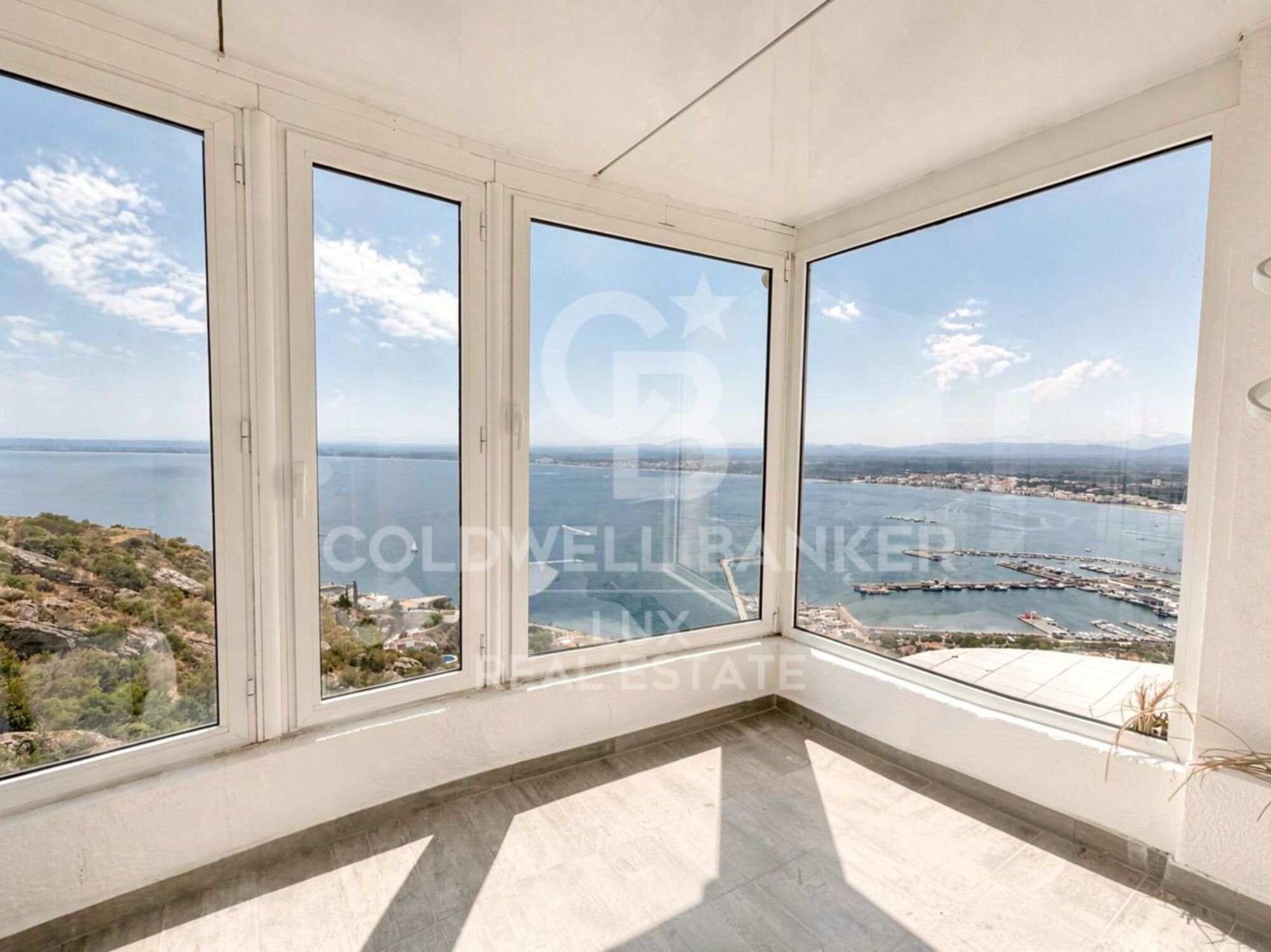 Villa vue panoramique mer à Roses, intimité et sécurité