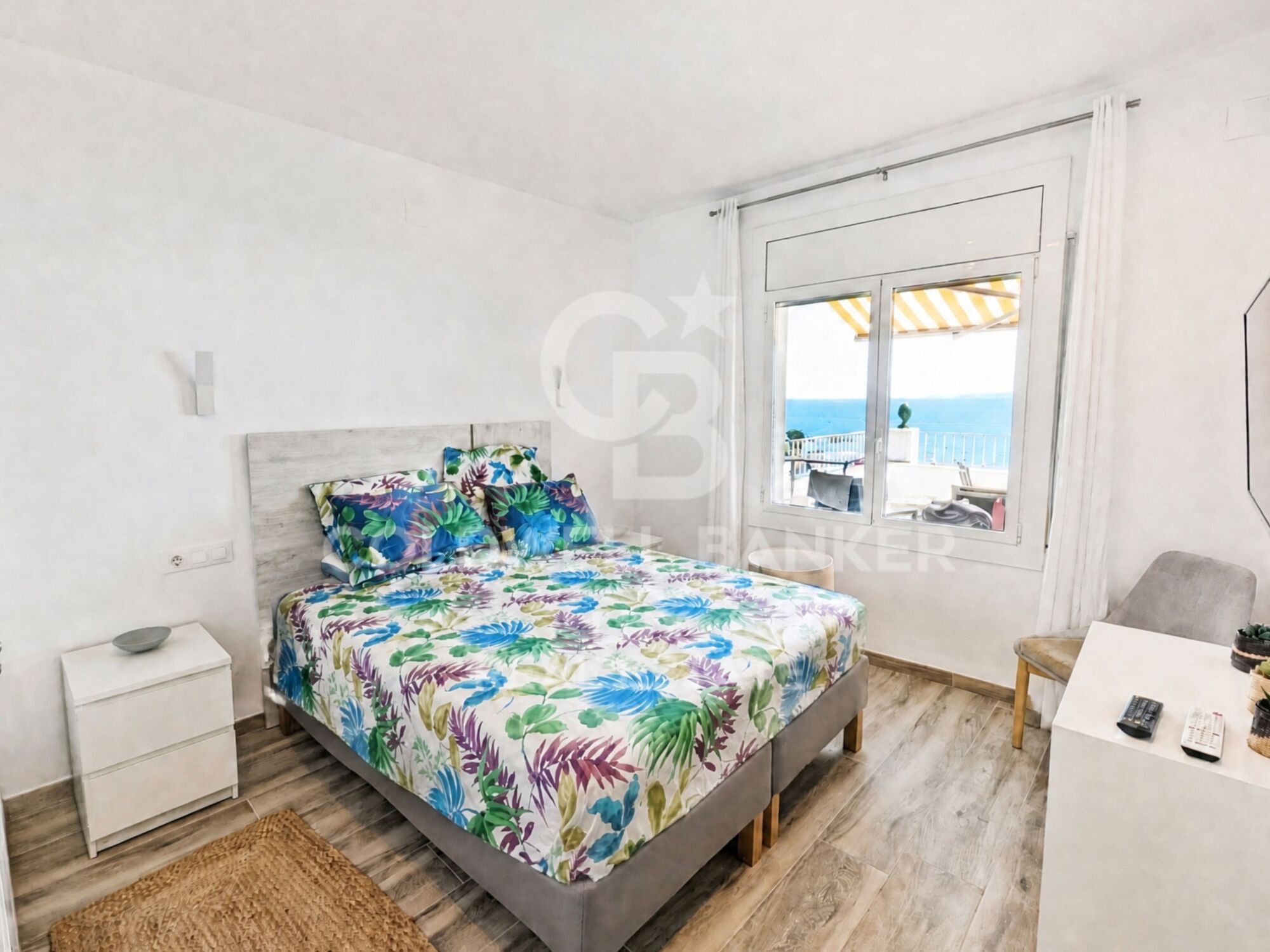 Sea-view flat/penthouse in Canyelles, 30m2 terrace. With a tourist licence