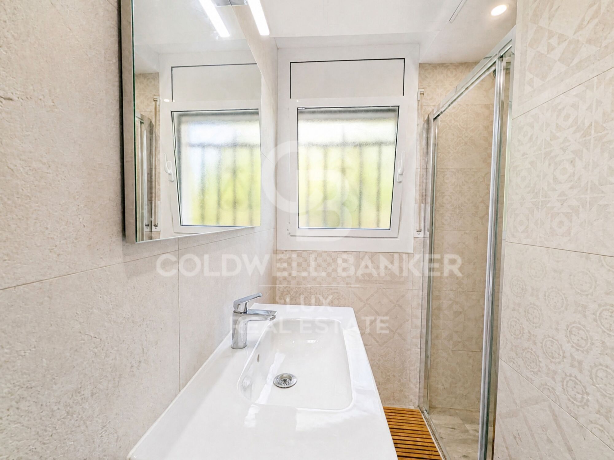 Sea-view flat/penthouse in Canyelles, 30m2 terrace. With a tourist licence
