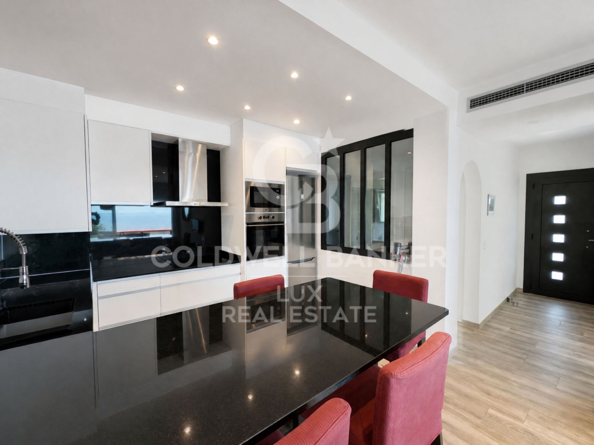 Sea-view flat/penthouse in Canyelles, 30m2 terrace. With a tourist licence