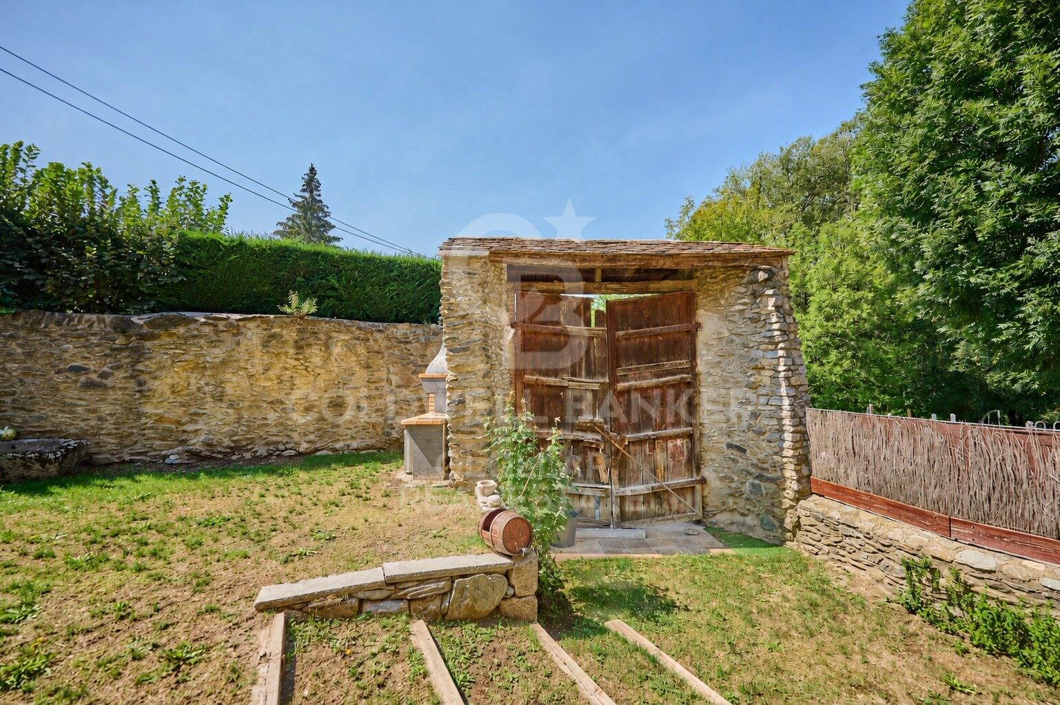 Casa independiente en Queixans con dos viviendas y jardín privado