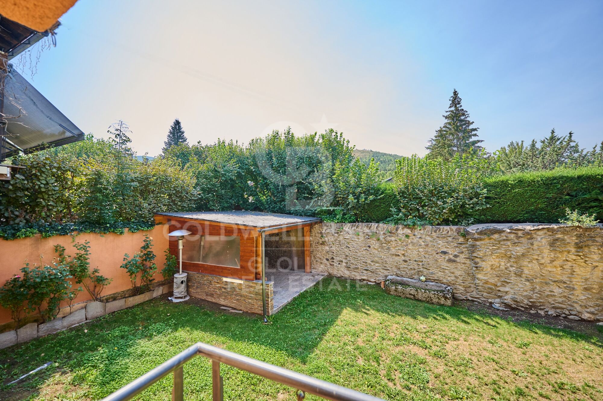 Casa independiente en Queixans con dos viviendas y jardín privado