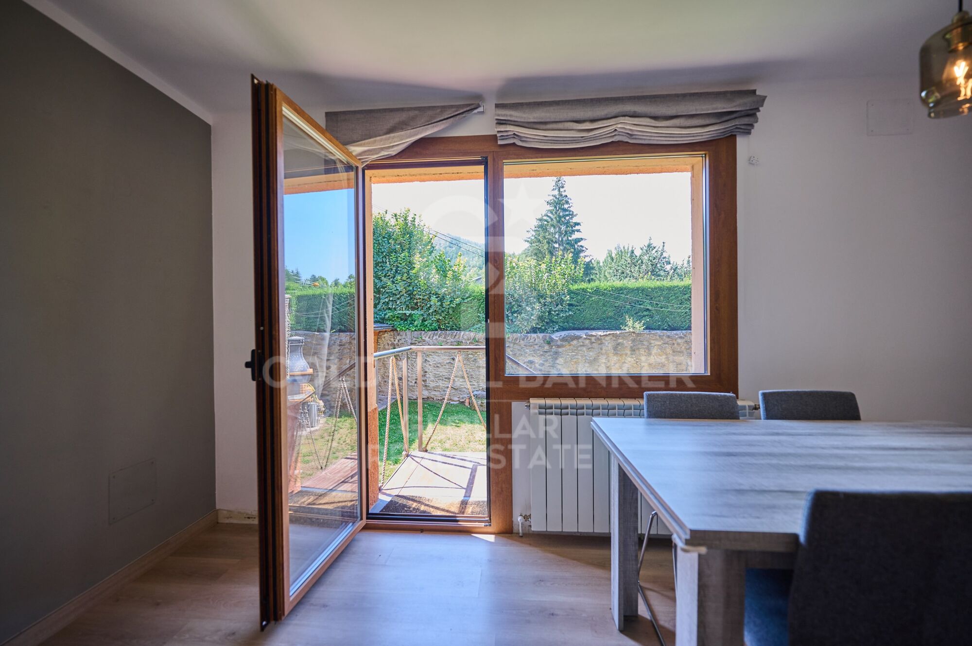 Casa independiente en Queixans con dos viviendas y jardín privado