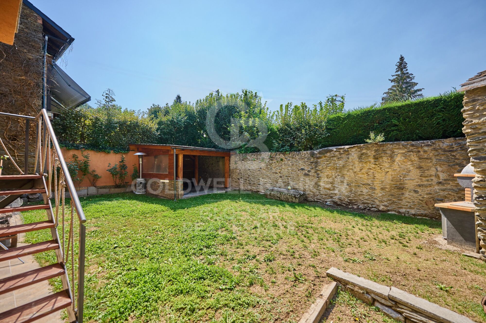 Casa independiente en Queixans con dos viviendas y jardín privado