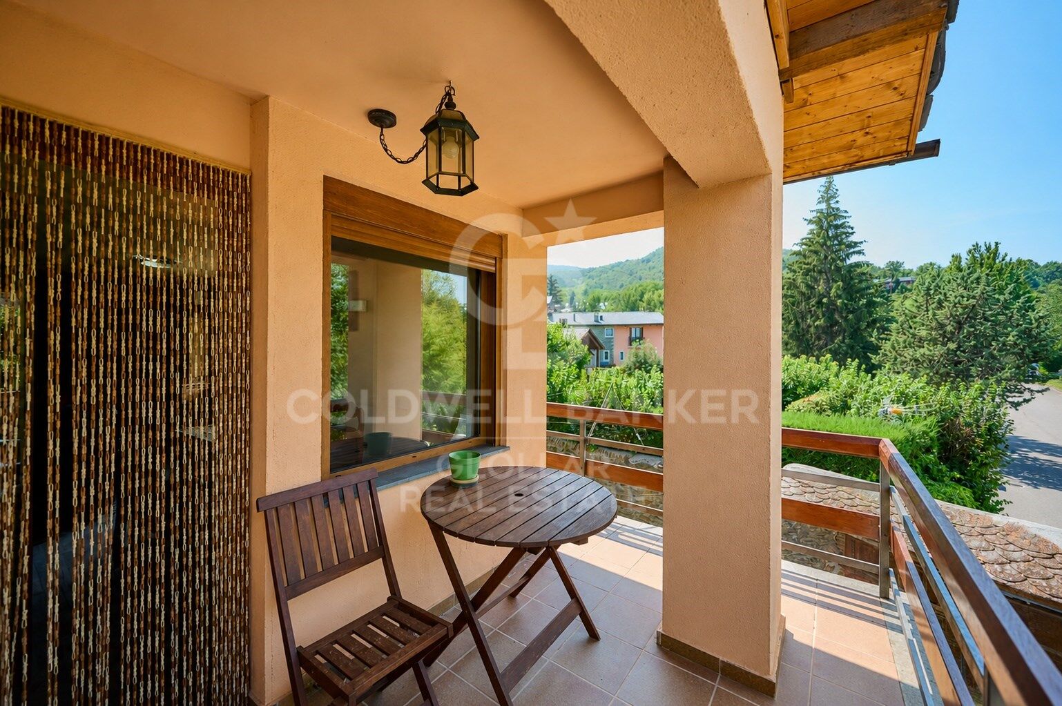 Casa independiente en Queixans con dos viviendas y jardín privado