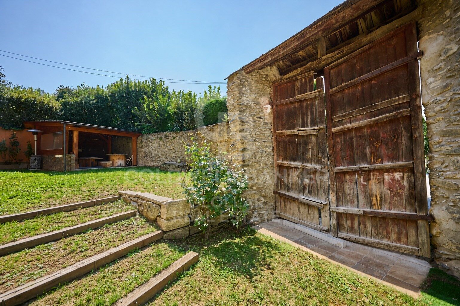 Casa independiente en Queixans con dos viviendas y jardín privado