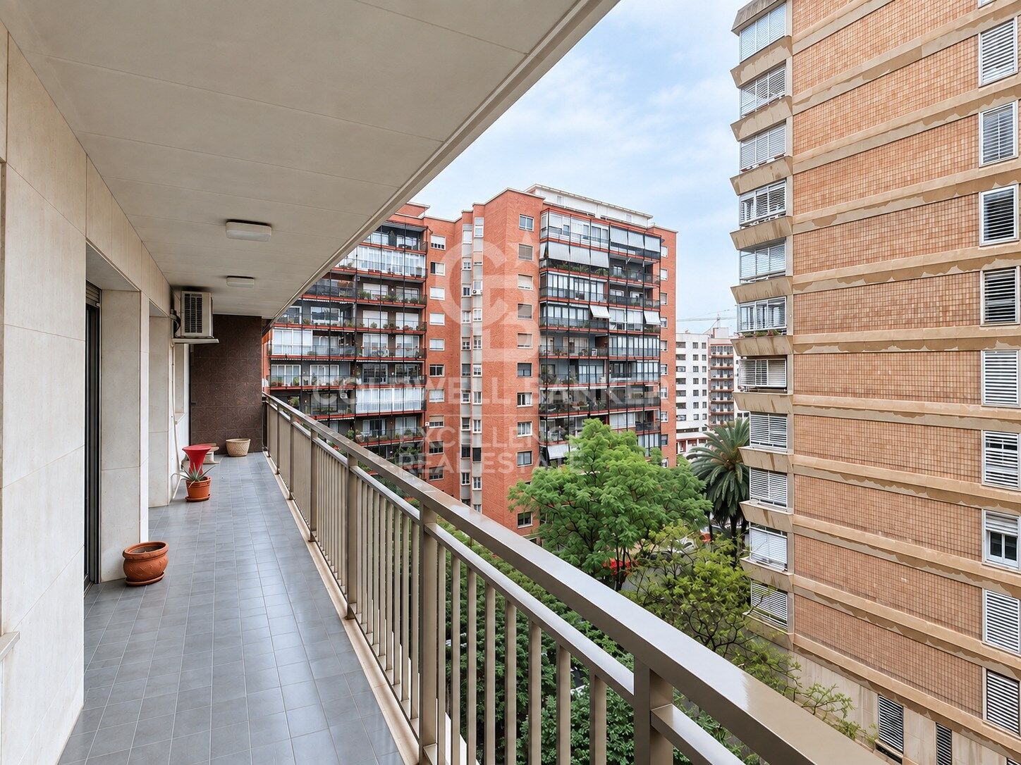 Helles Apartment mit Terrasse neben dem Tennisclub in El Pla del Real
