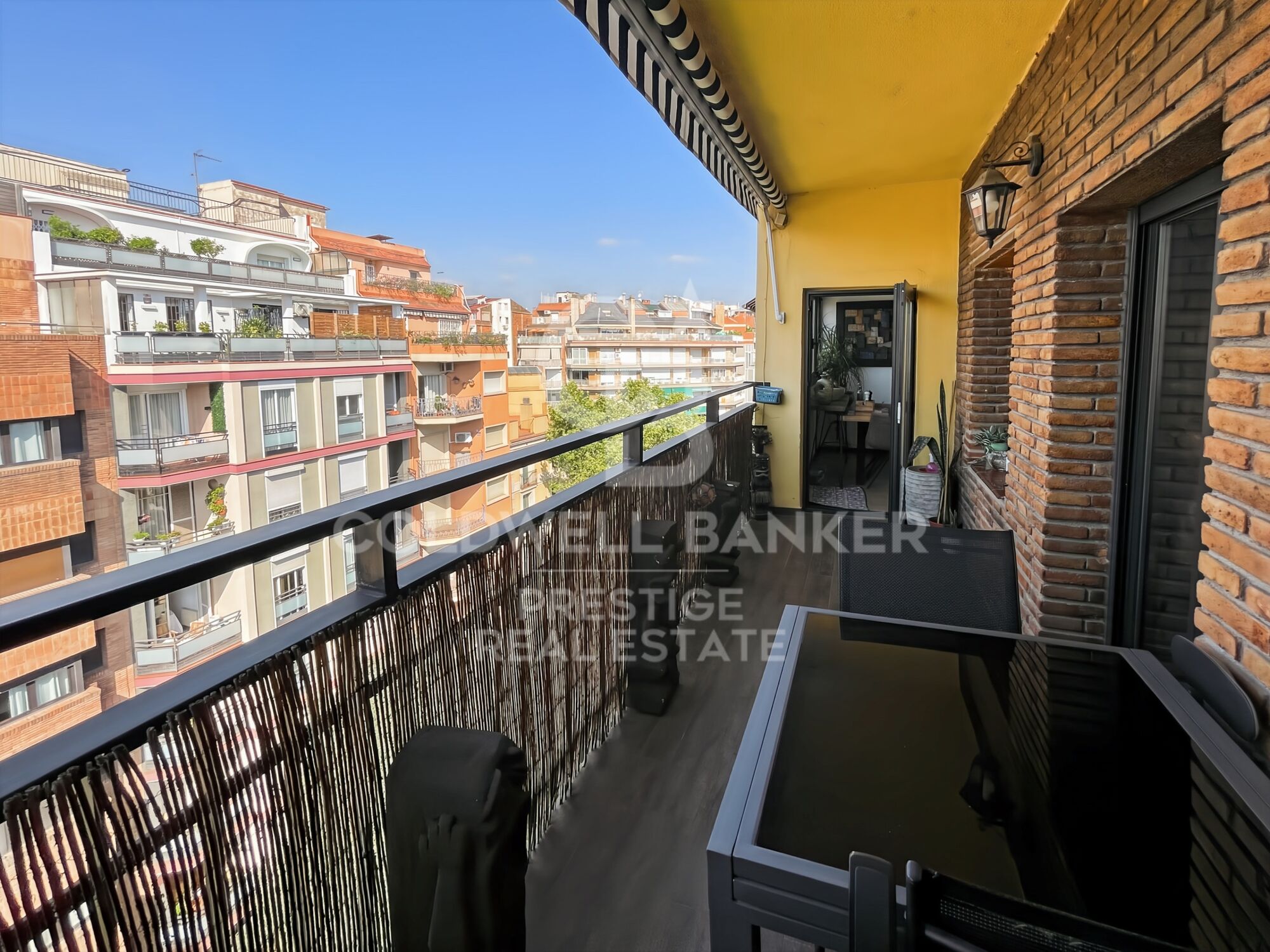 Appartement rénové avec terrasse face au marché du Ninot