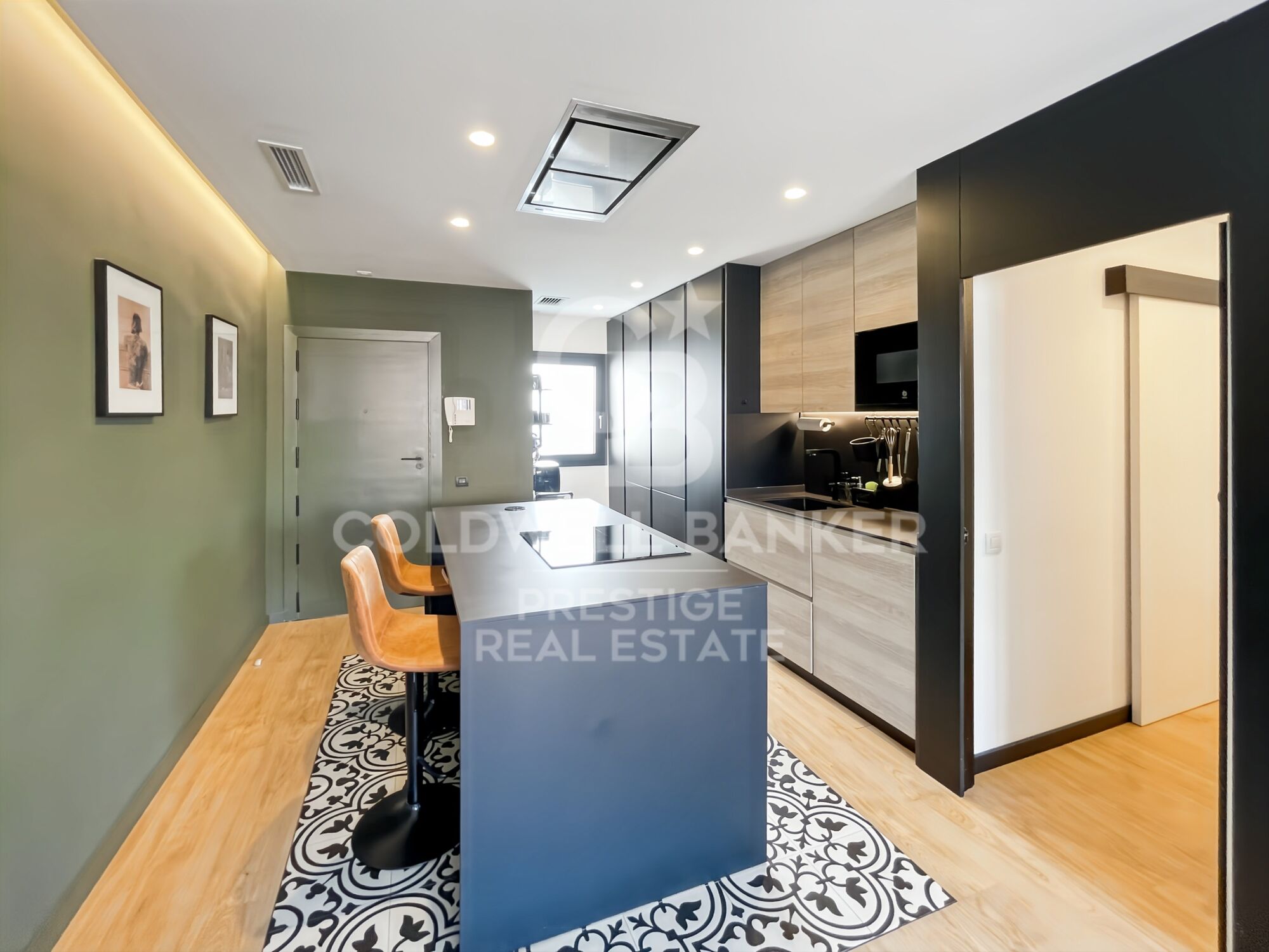 Appartement rénové avec terrasse face au marché du Ninot