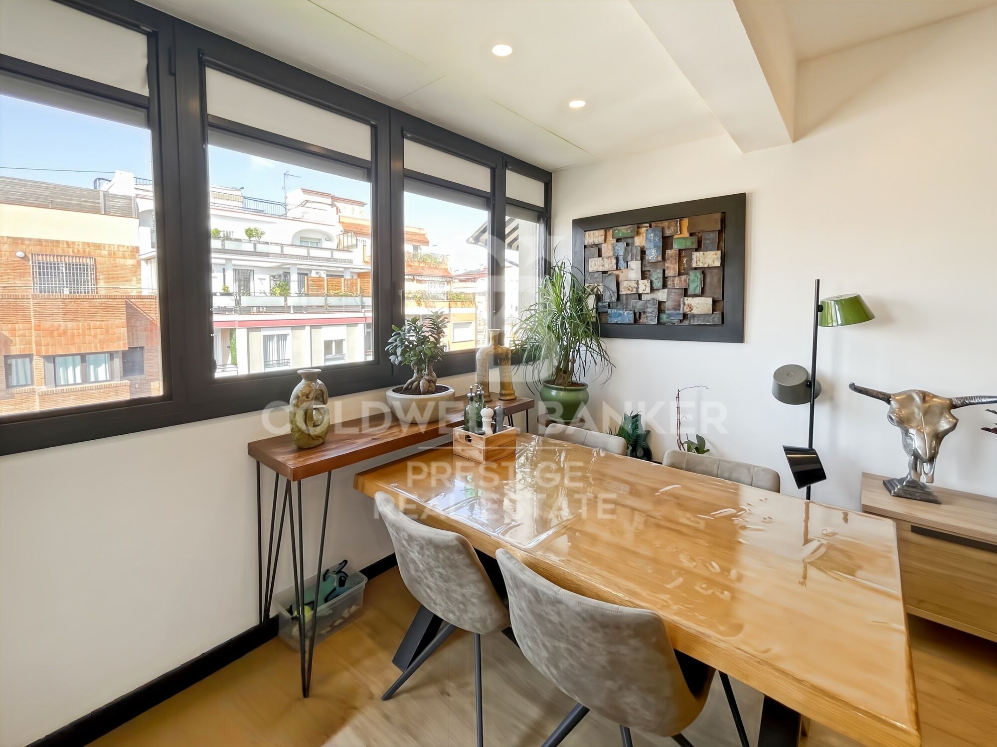 Appartement rénové avec terrasse face au marché du Ninot
