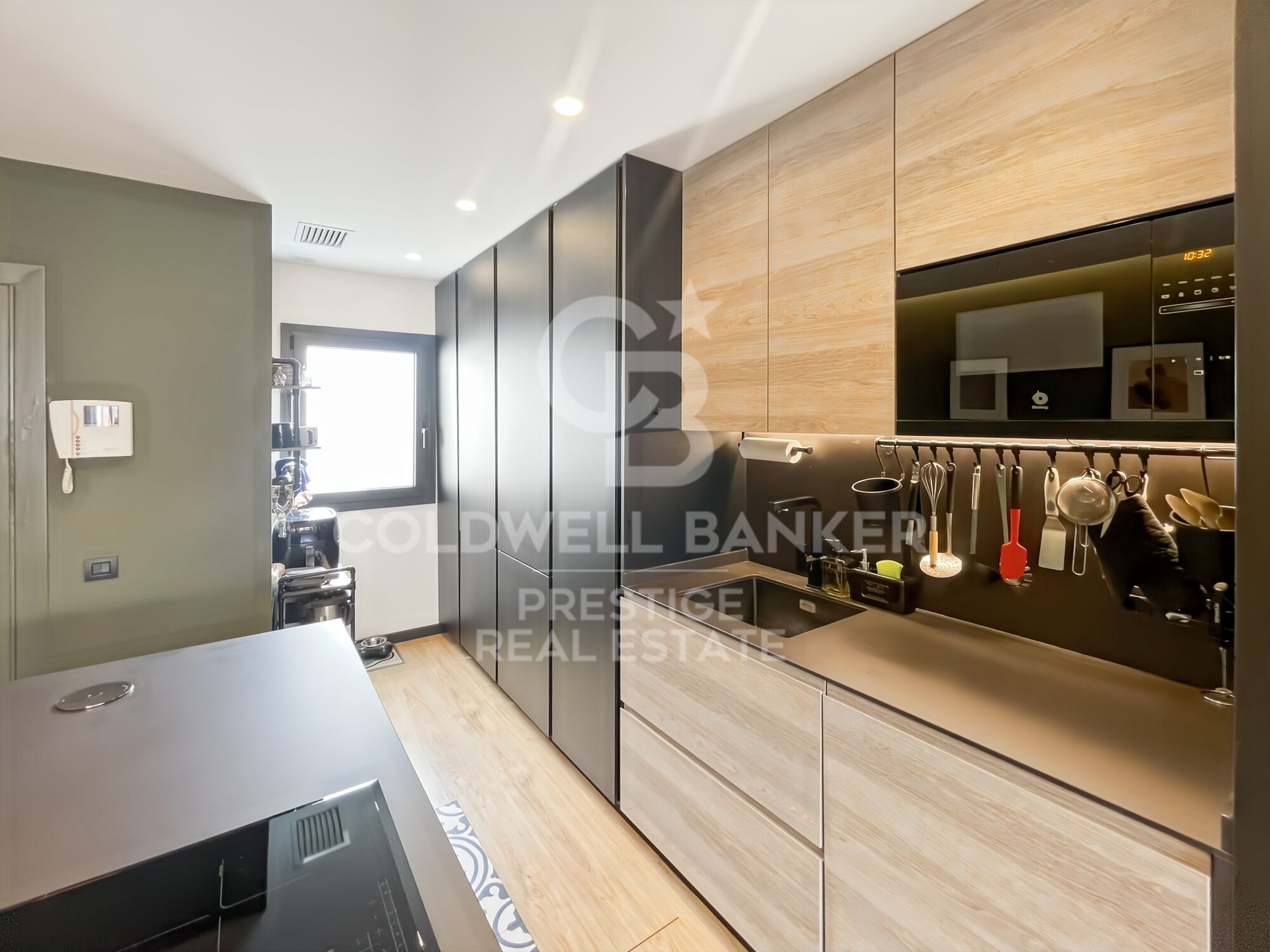 Appartement rénové avec terrasse face au marché du Ninot