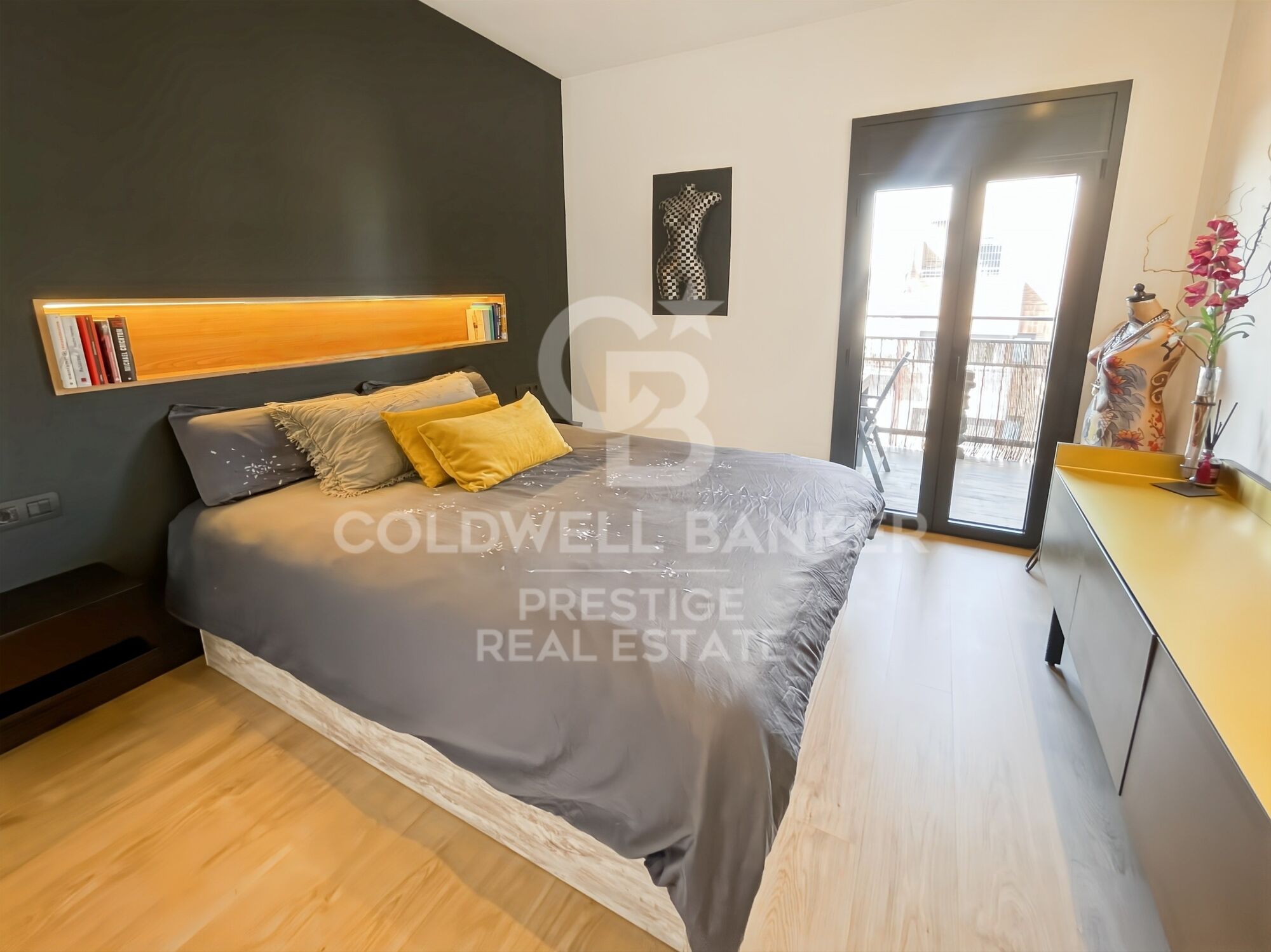 Appartement rénové avec terrasse face au marché du Ninot
