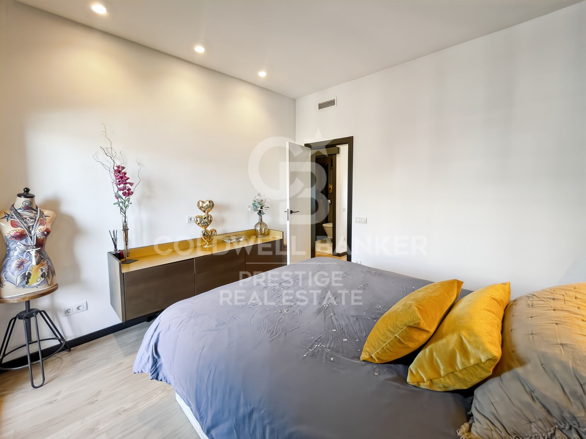 Appartement rénové avec terrasse face au marché du Ninot