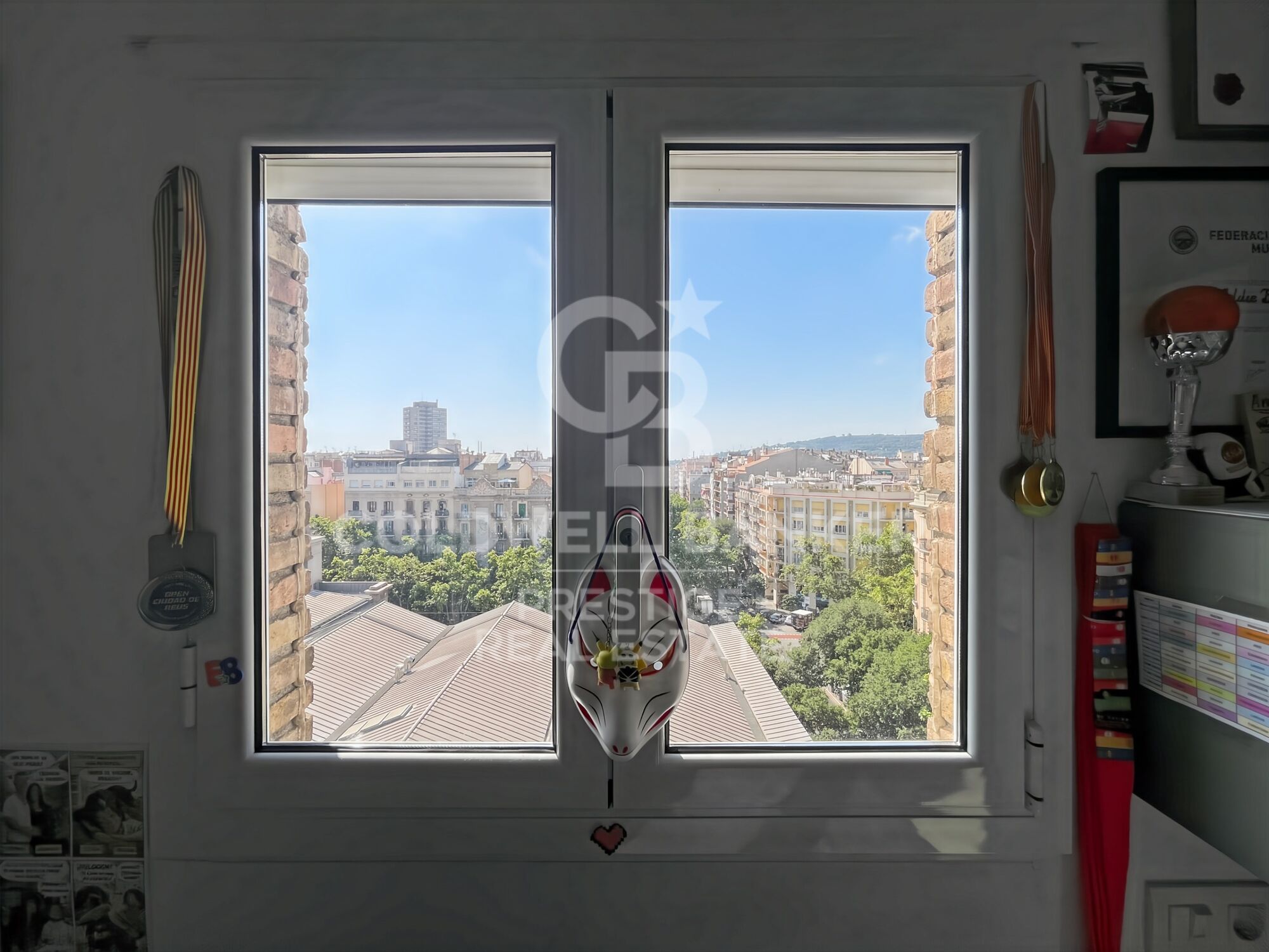 Appartement rénové avec terrasse face au marché du Ninot