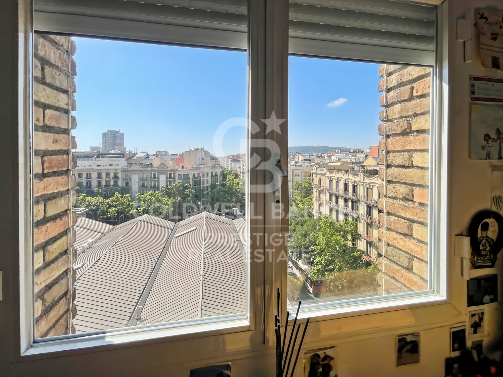 Appartement rénové avec terrasse face au marché du Ninot