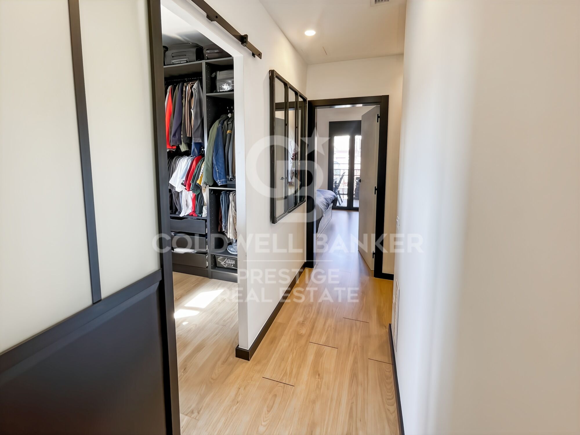 Appartement rénové avec terrasse face au marché du Ninot