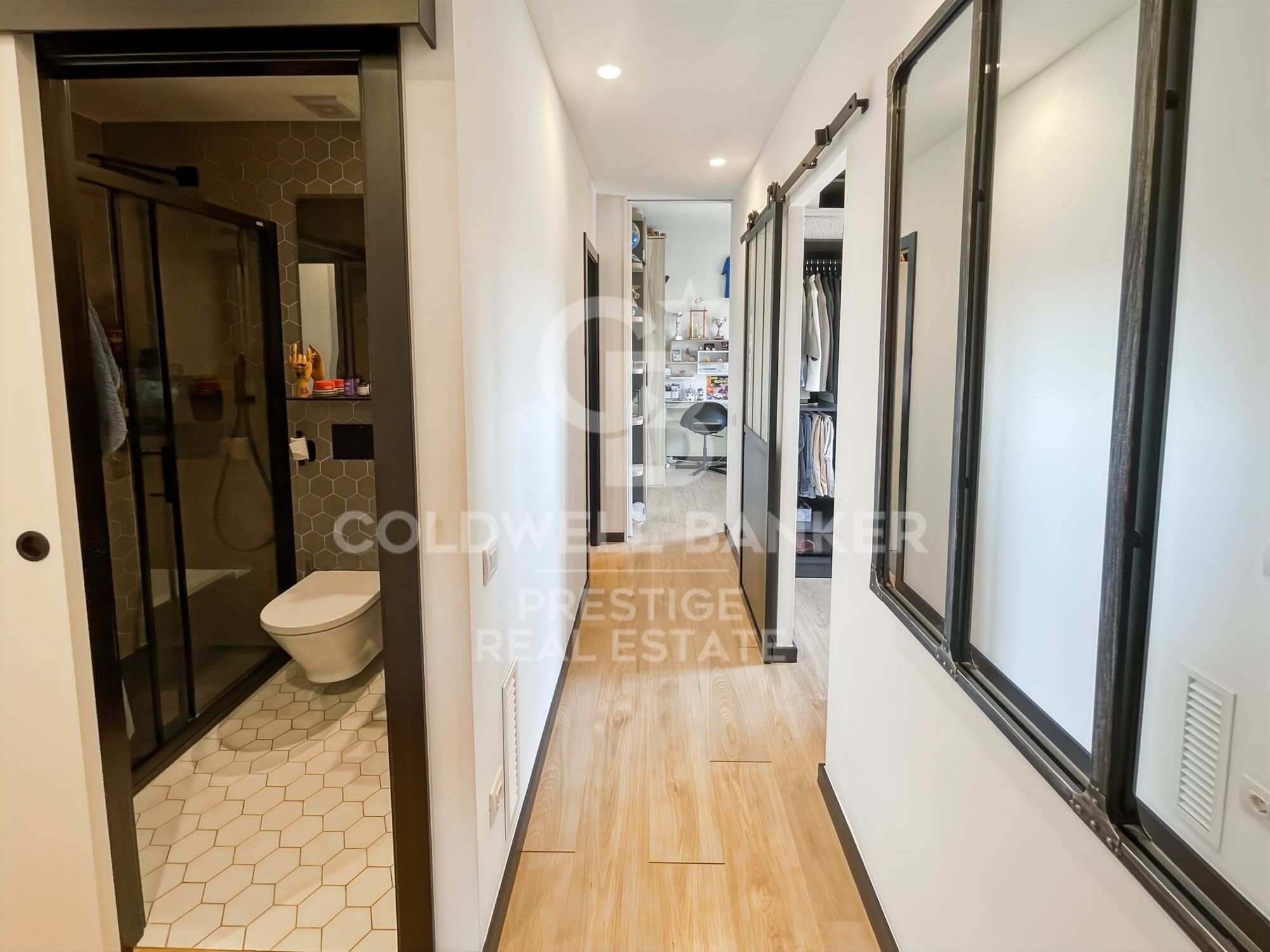 Appartement rénové avec terrasse face au marché du Ninot