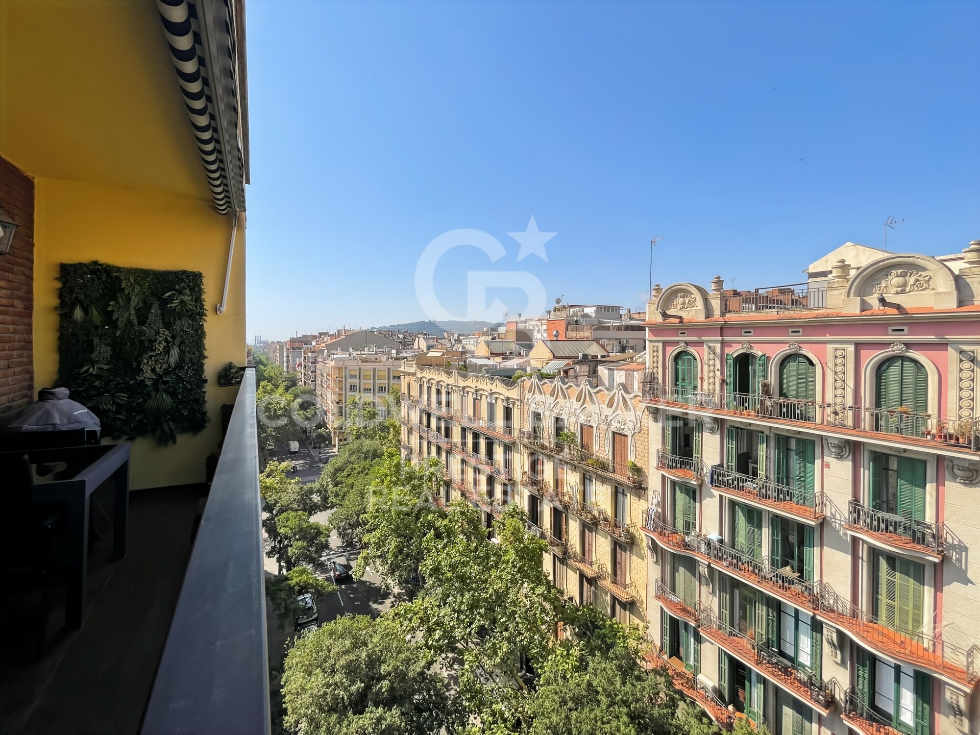 Appartement rénové avec terrasse face au marché du Ninot