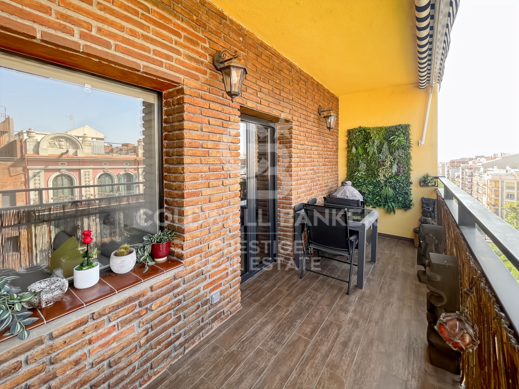 Appartement rénové avec terrasse face au marché du Ninot