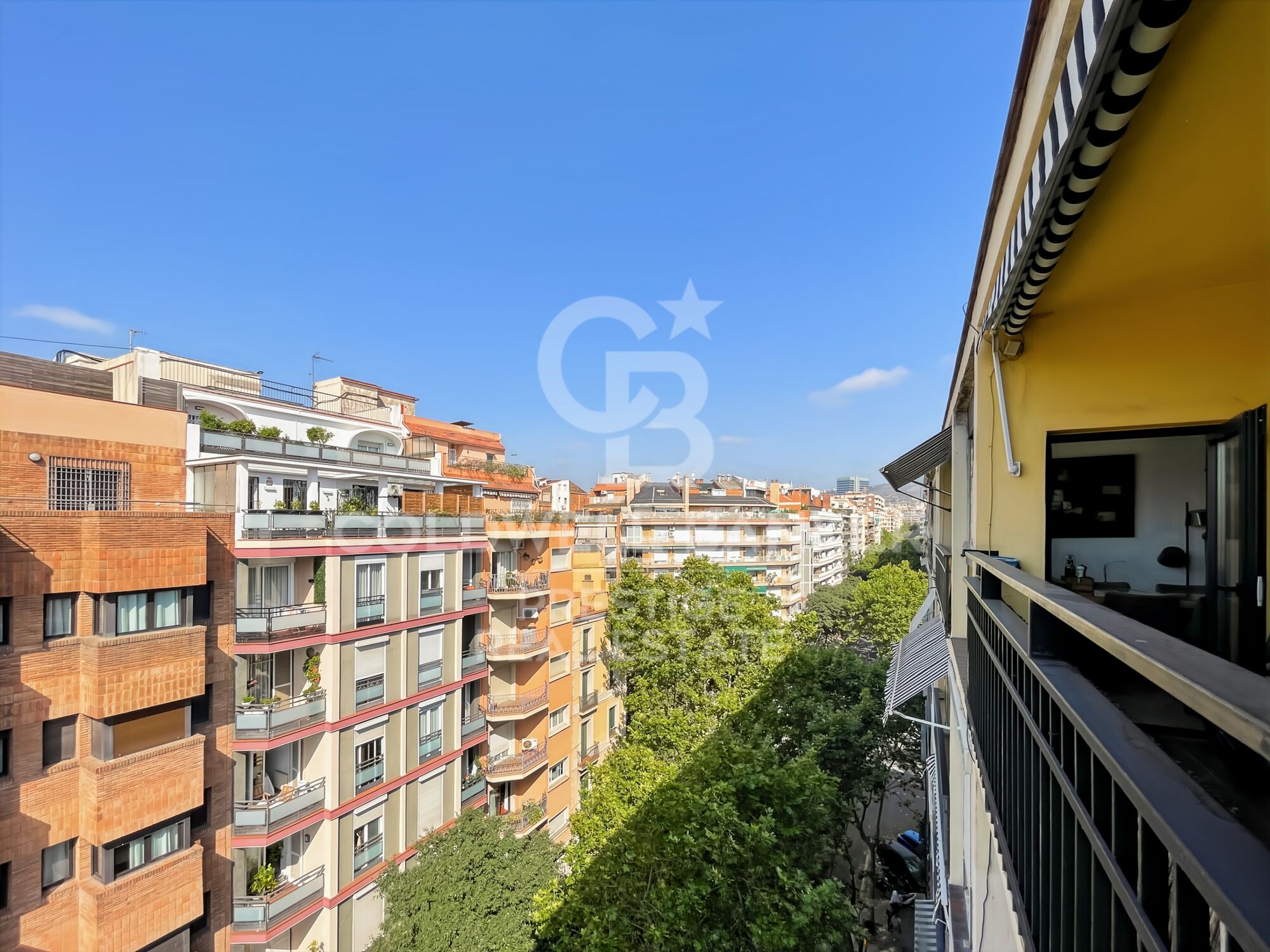 Appartement rénové avec terrasse face au marché du Ninot