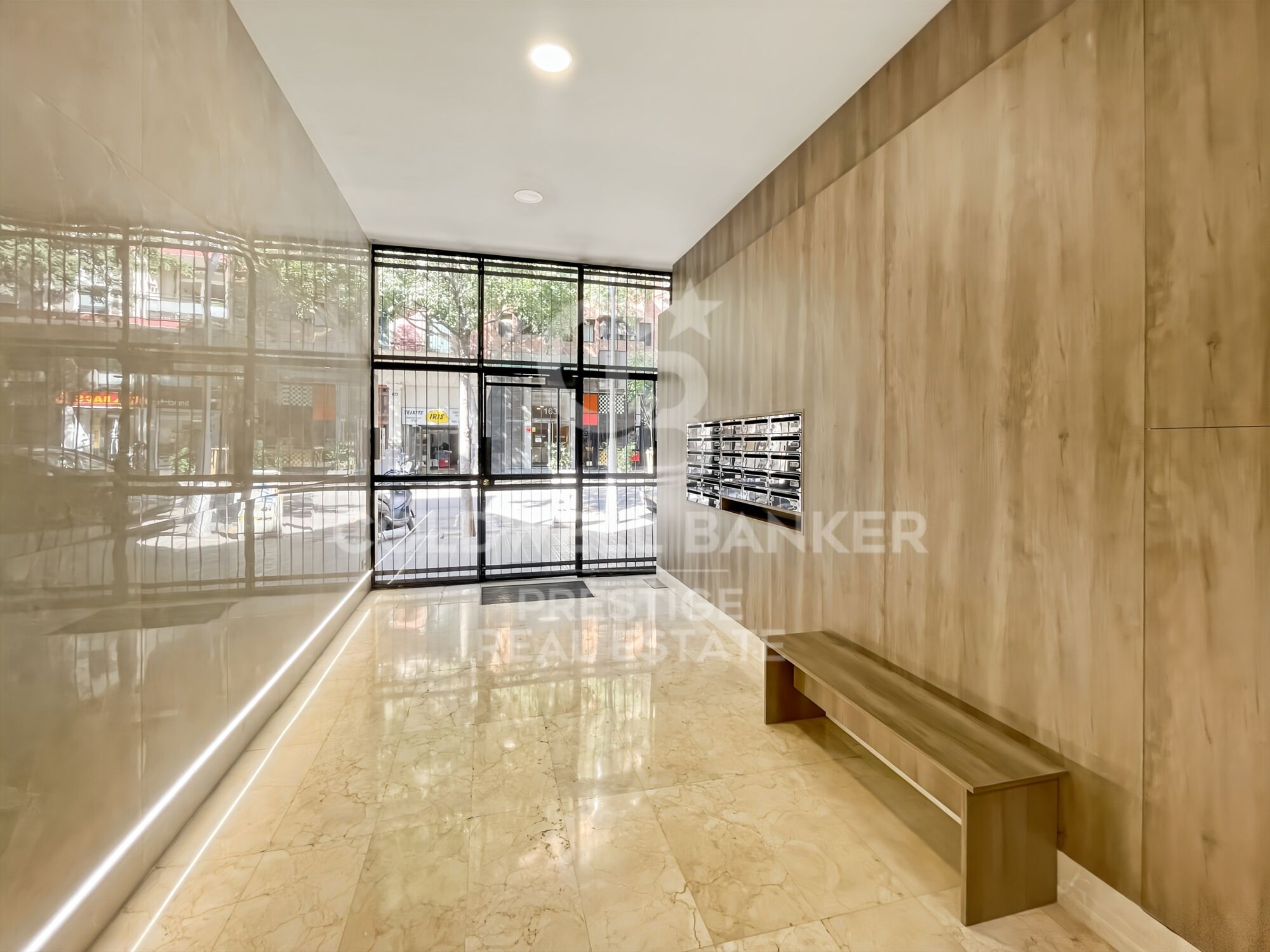 Appartement rénové avec terrasse face au marché du Ninot