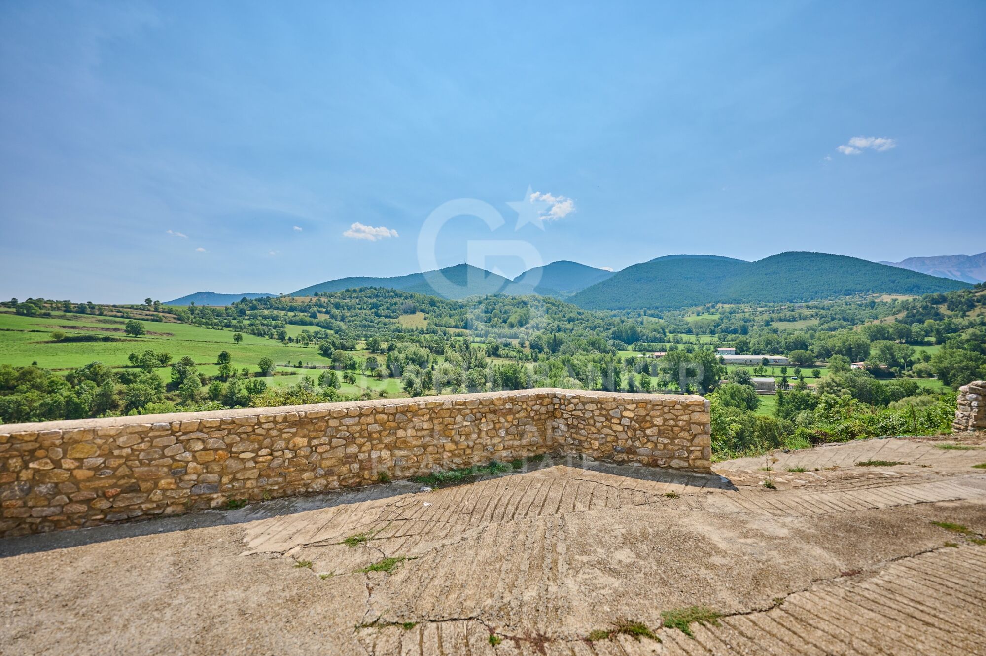 Casa esquinera en Montellà con magníficas vistas
