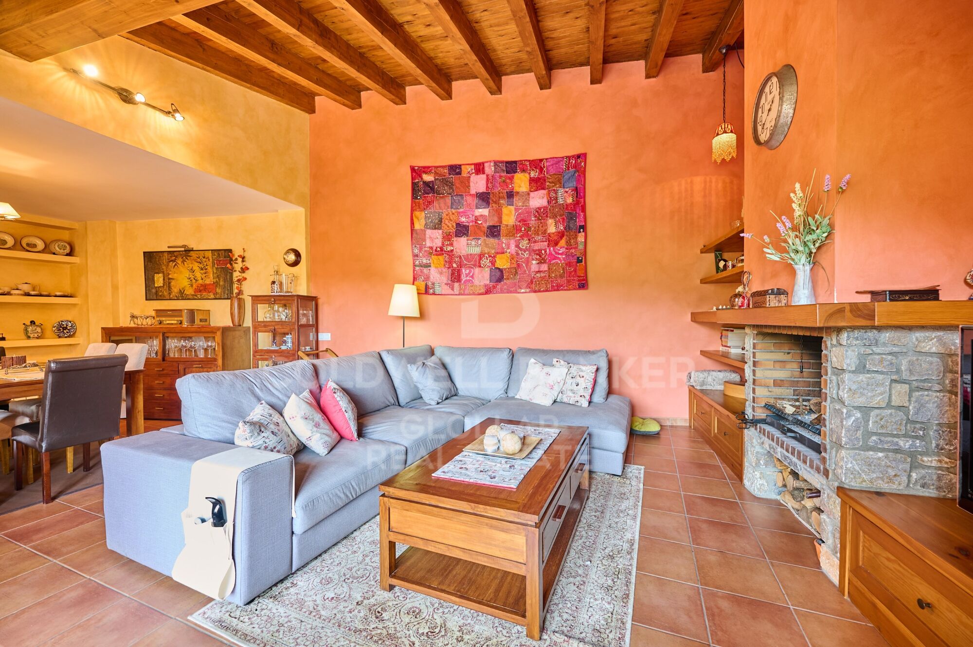 Casa esquinera en Montellà con magníficas vistas