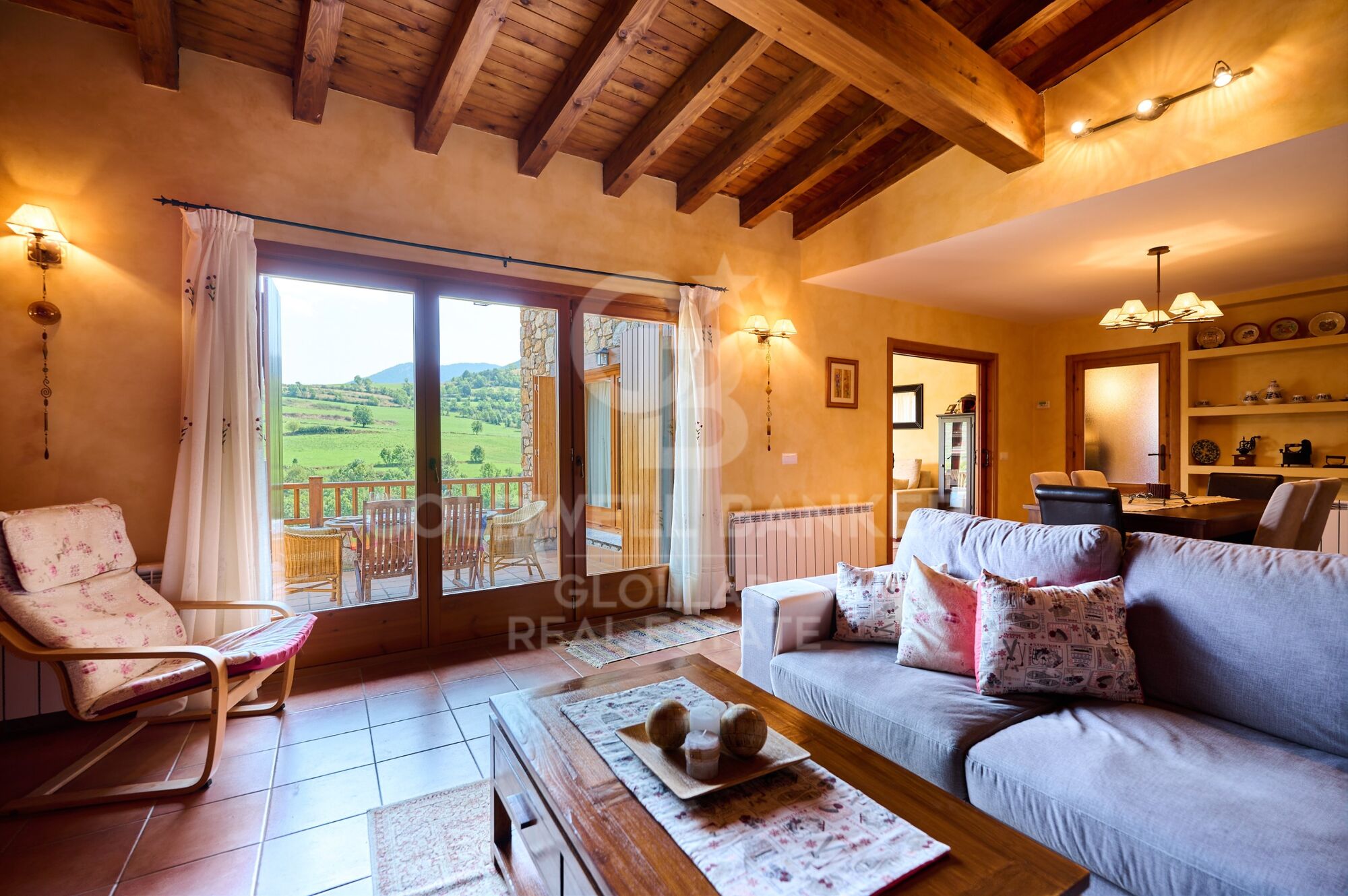 Casa esquinera en Montellà con magníficas vistas
