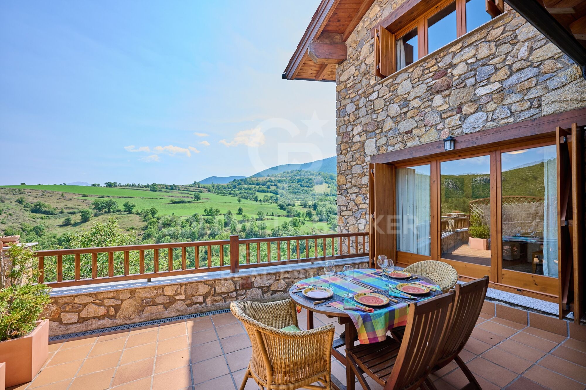 Casa esquinera en Montellà con magníficas vistas