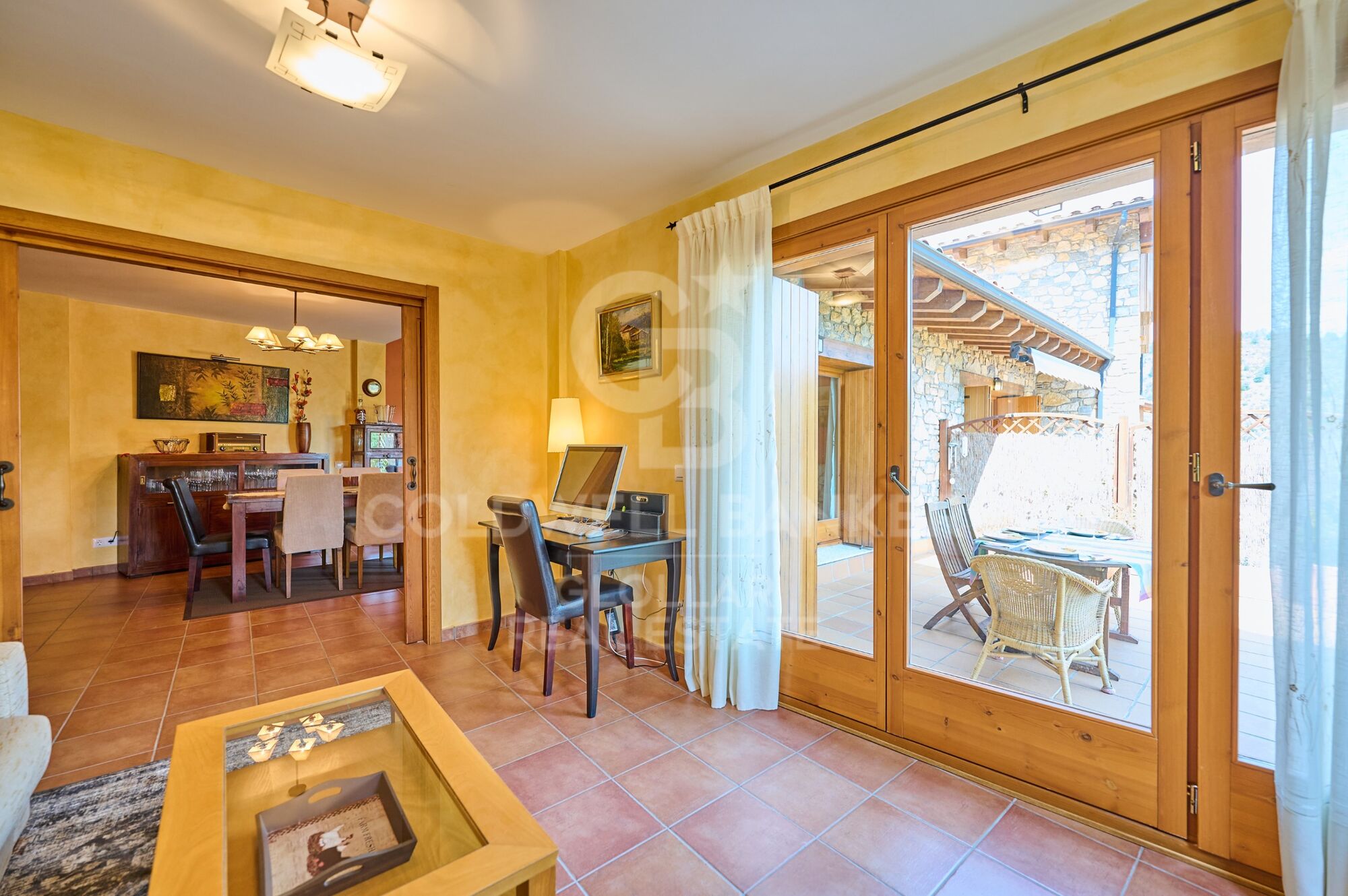 Casa esquinera en Montellà con magníficas vistas