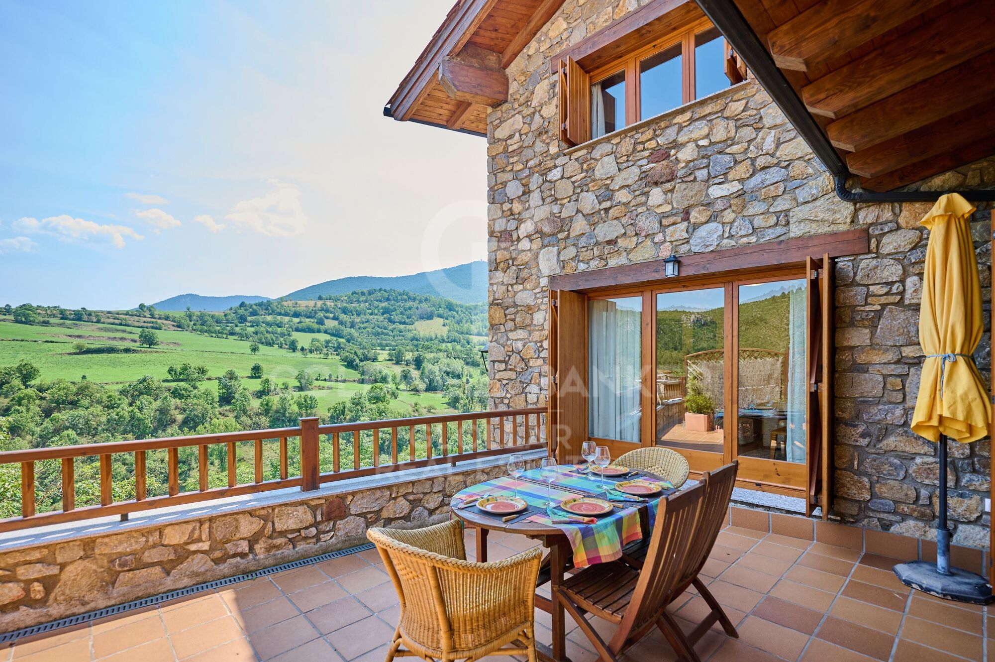 Casa esquinera en Montellà con magníficas vistas