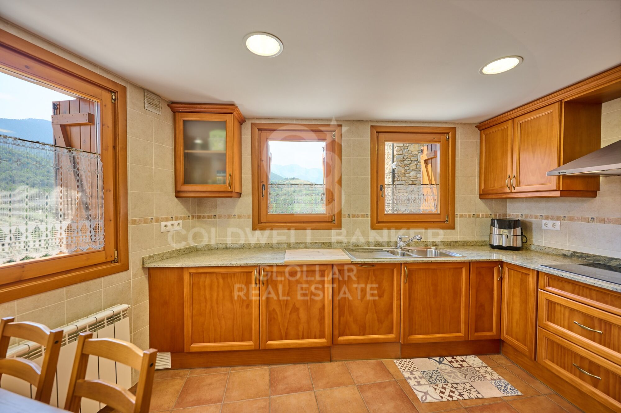 Casa esquinera en Montellà con magníficas vistas