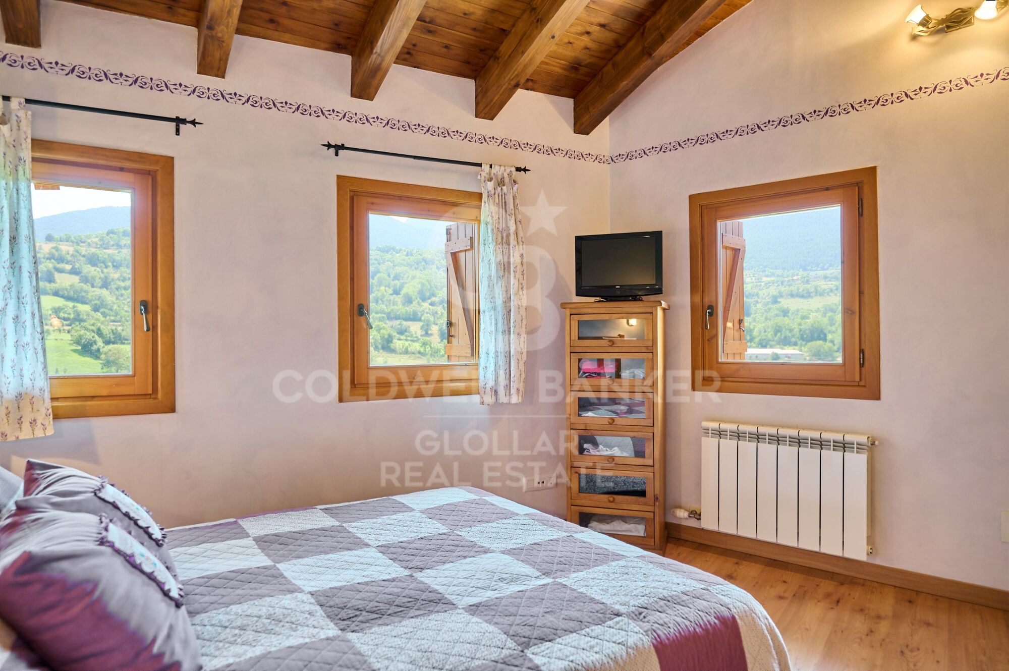 Casa esquinera en Montellà con magníficas vistas