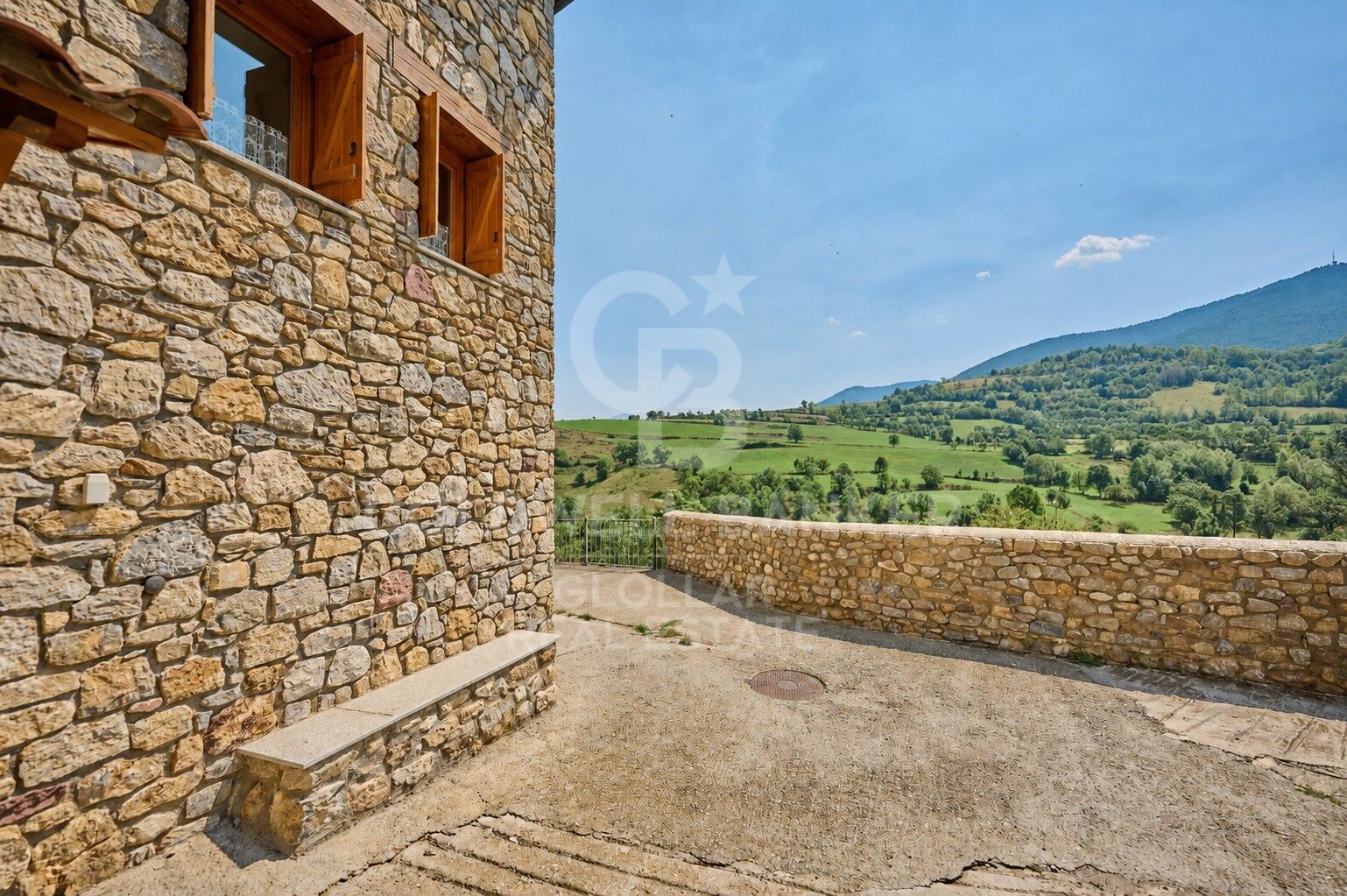 Casa esquinera en Montellà con magníficas vistas