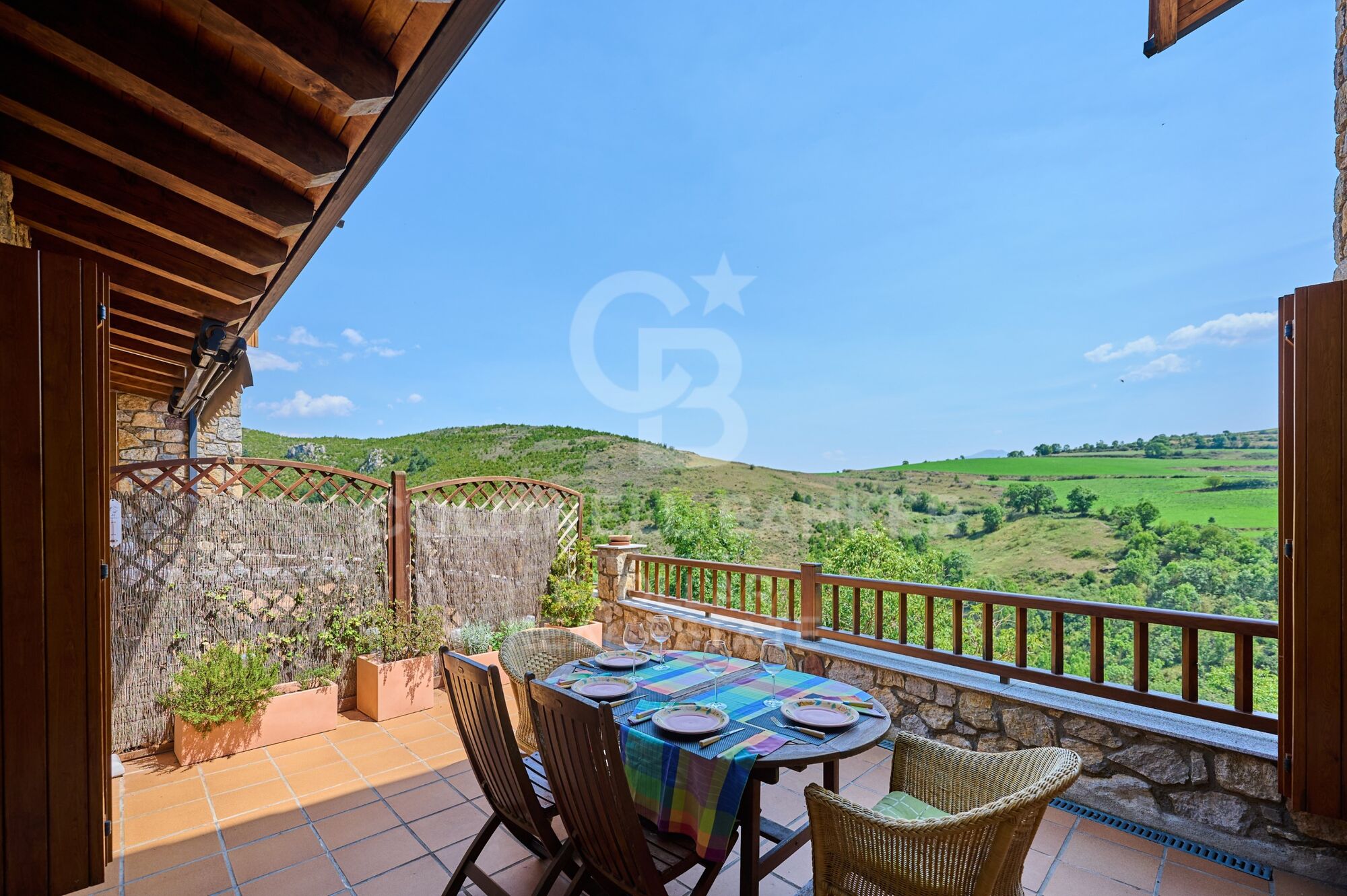 Corner house in Montellà with magnificent views