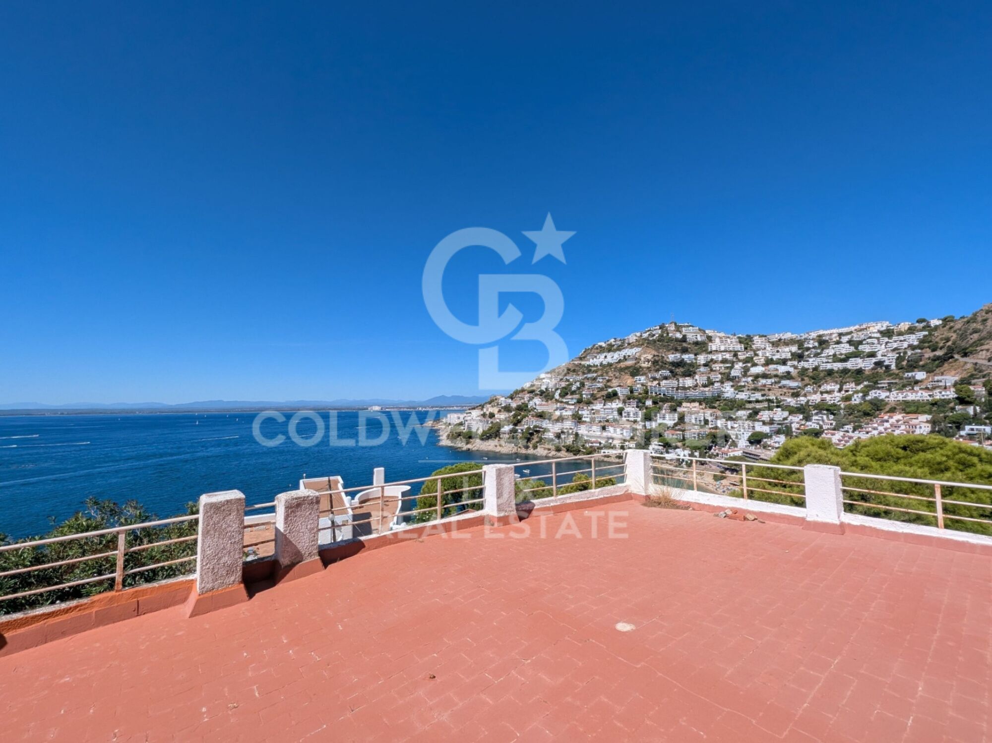 A house with sea views in the Cadaqués style, in Canyelles Petites
