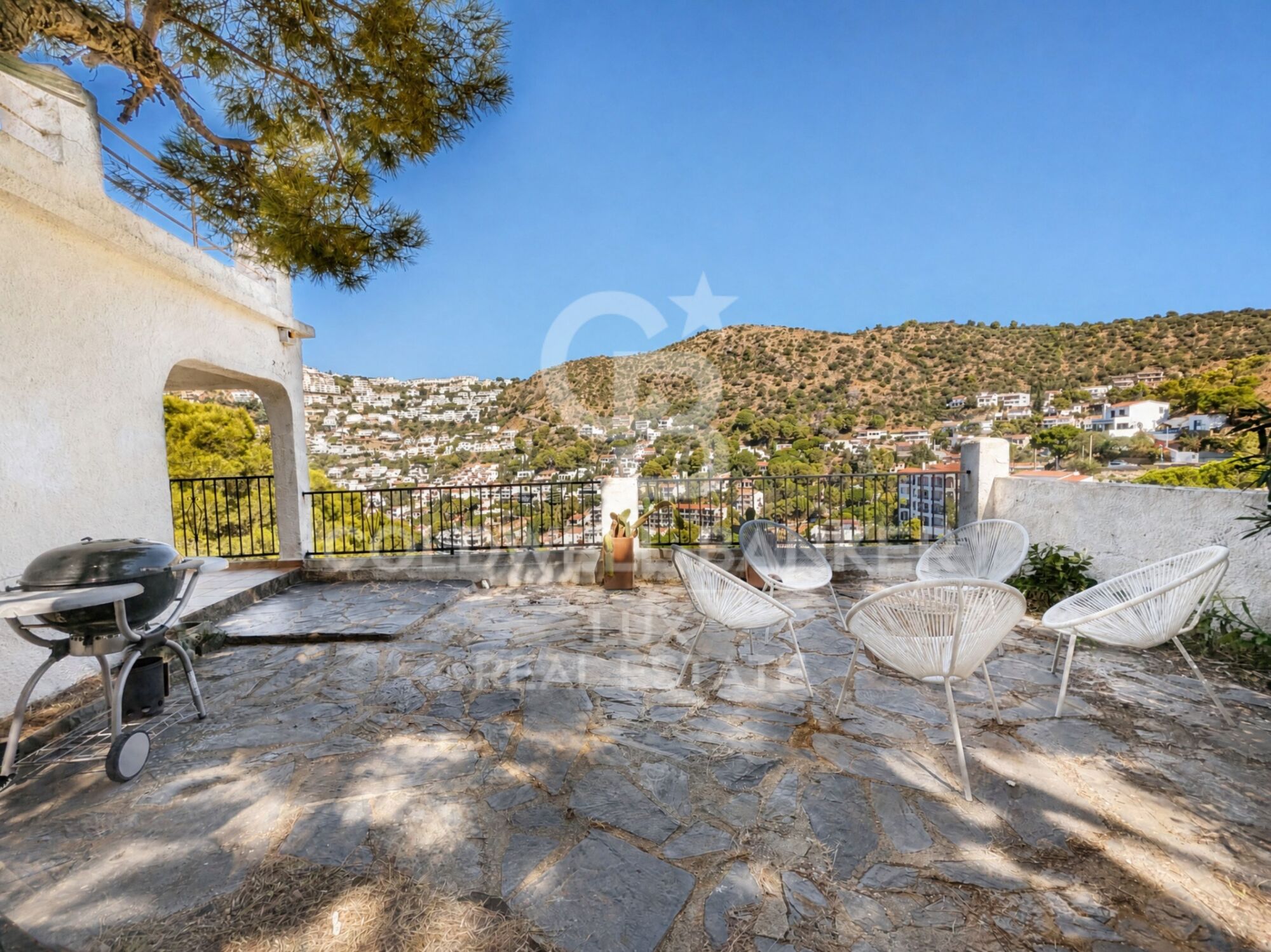 A house with sea views in the Cadaqués style, in Canyelles Petites