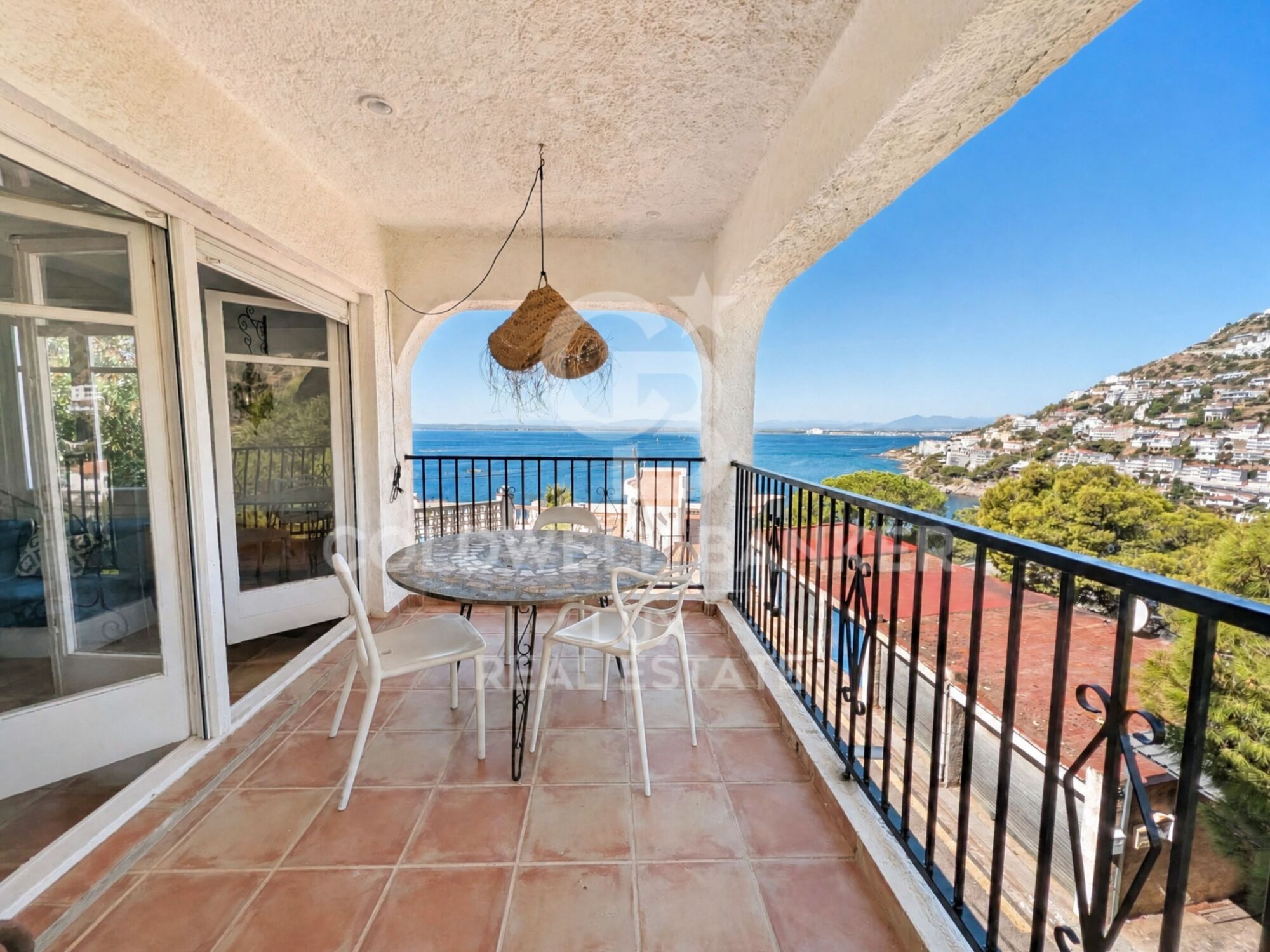 A house with sea views in the Cadaqués style, in Canyelles Petites
