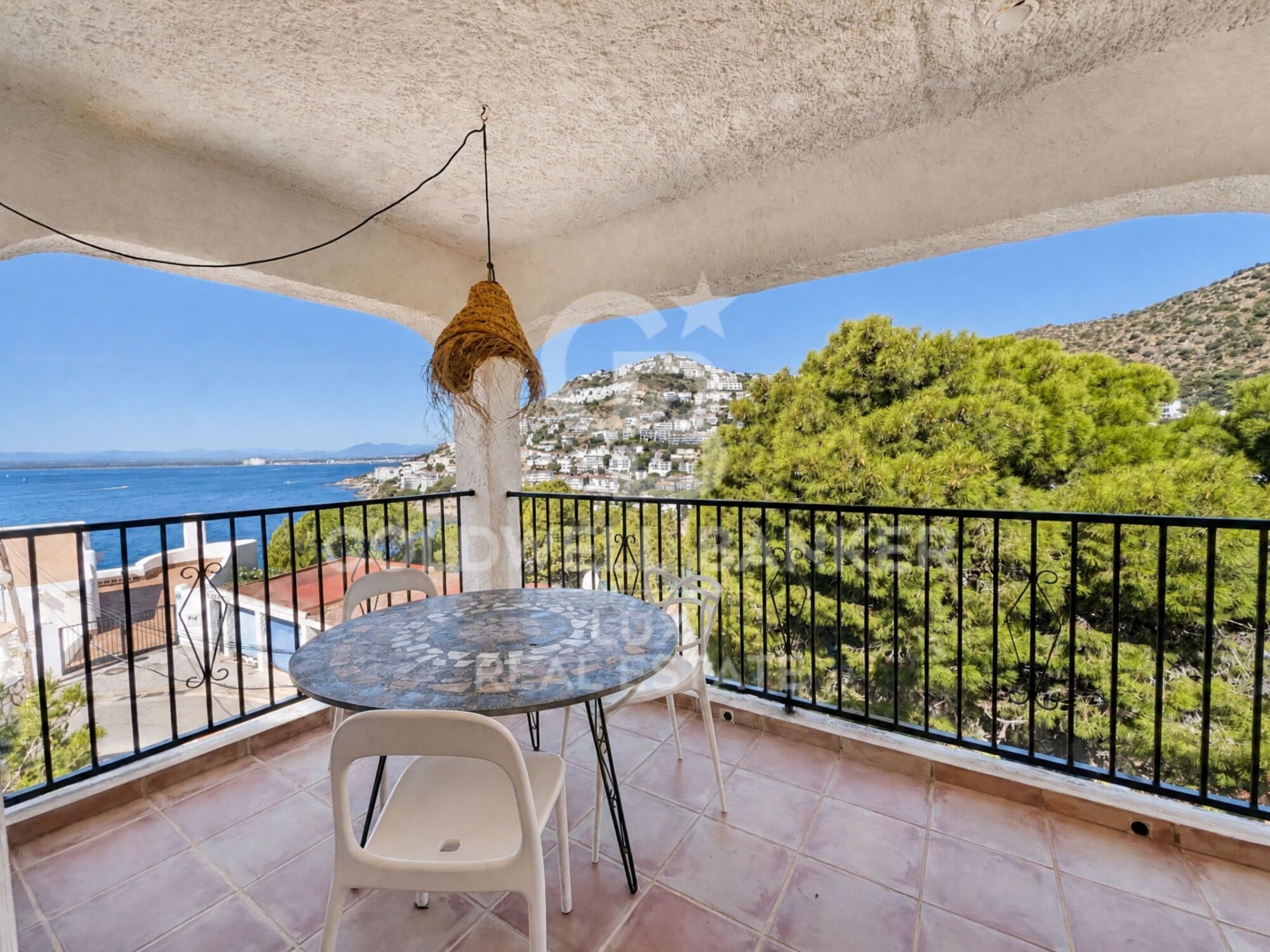 A house with sea views in the Cadaqués style, in Canyelles Petites