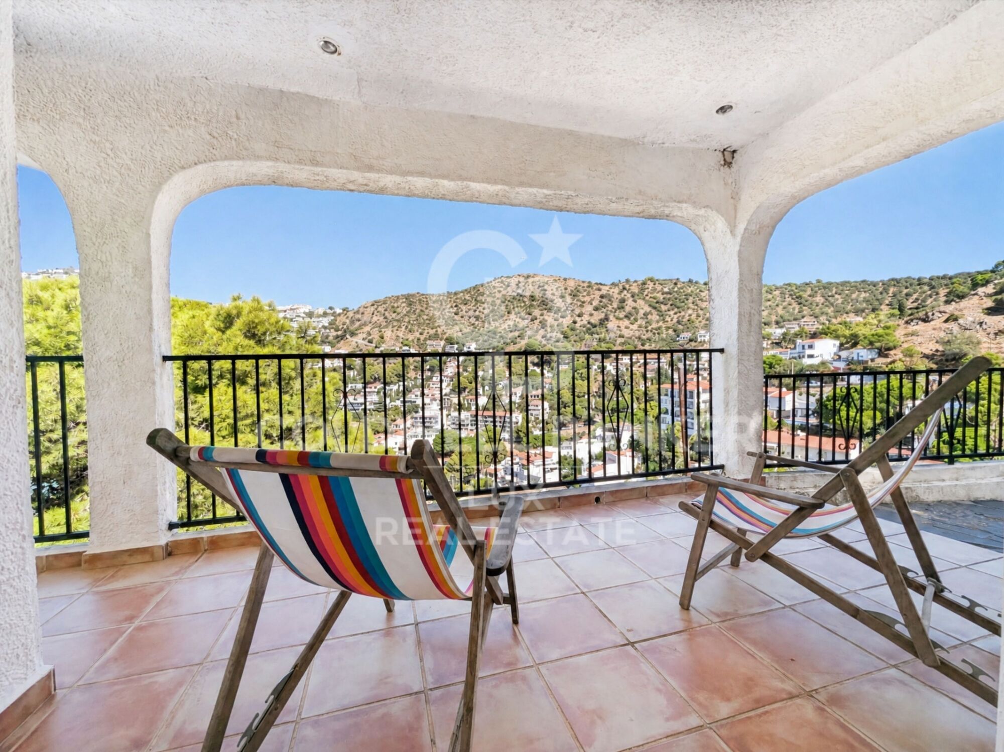 A house with sea views in the Cadaqués style, in Canyelles Petites