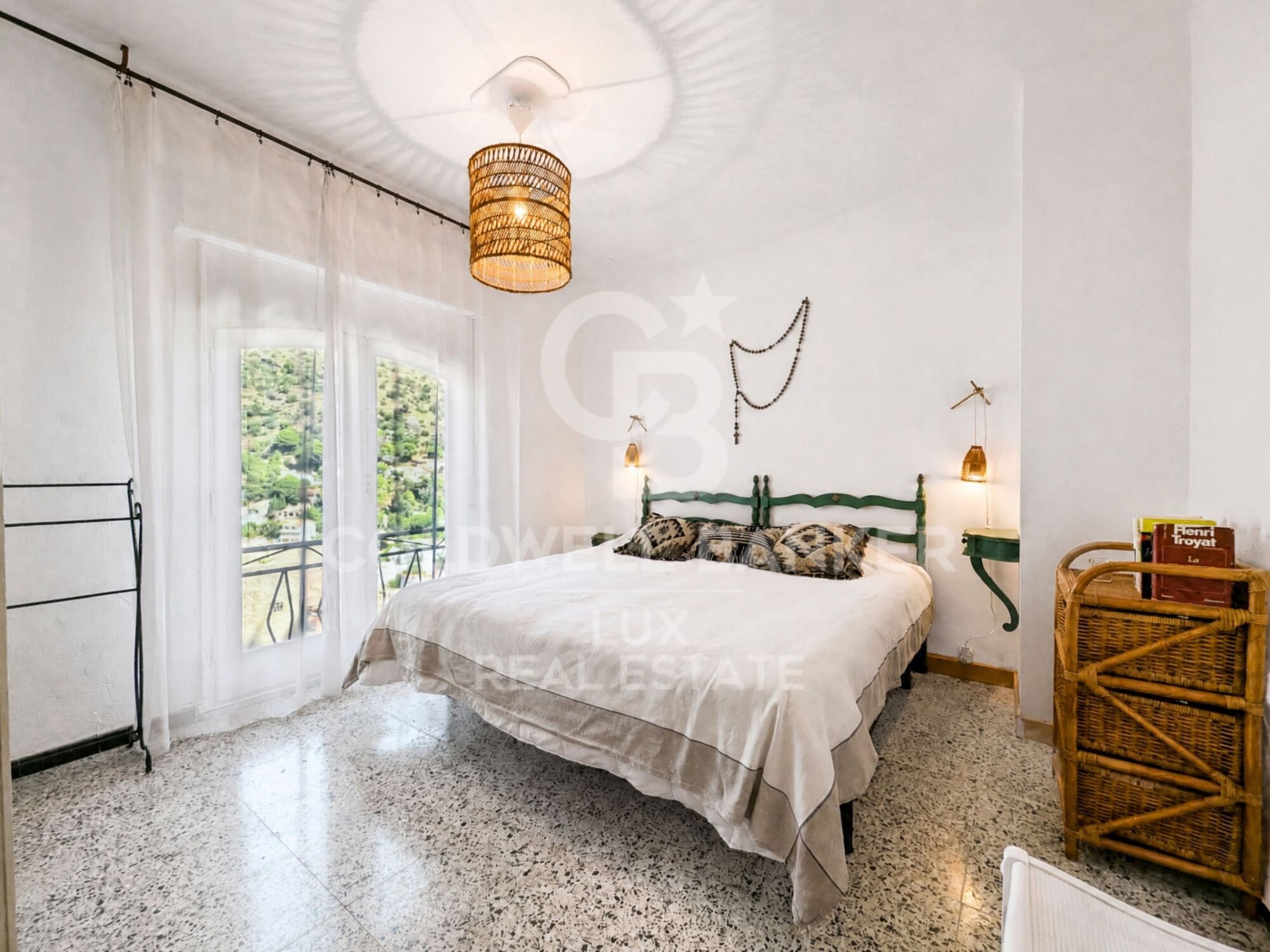 A house with sea views in the Cadaqués style, in Canyelles Petites