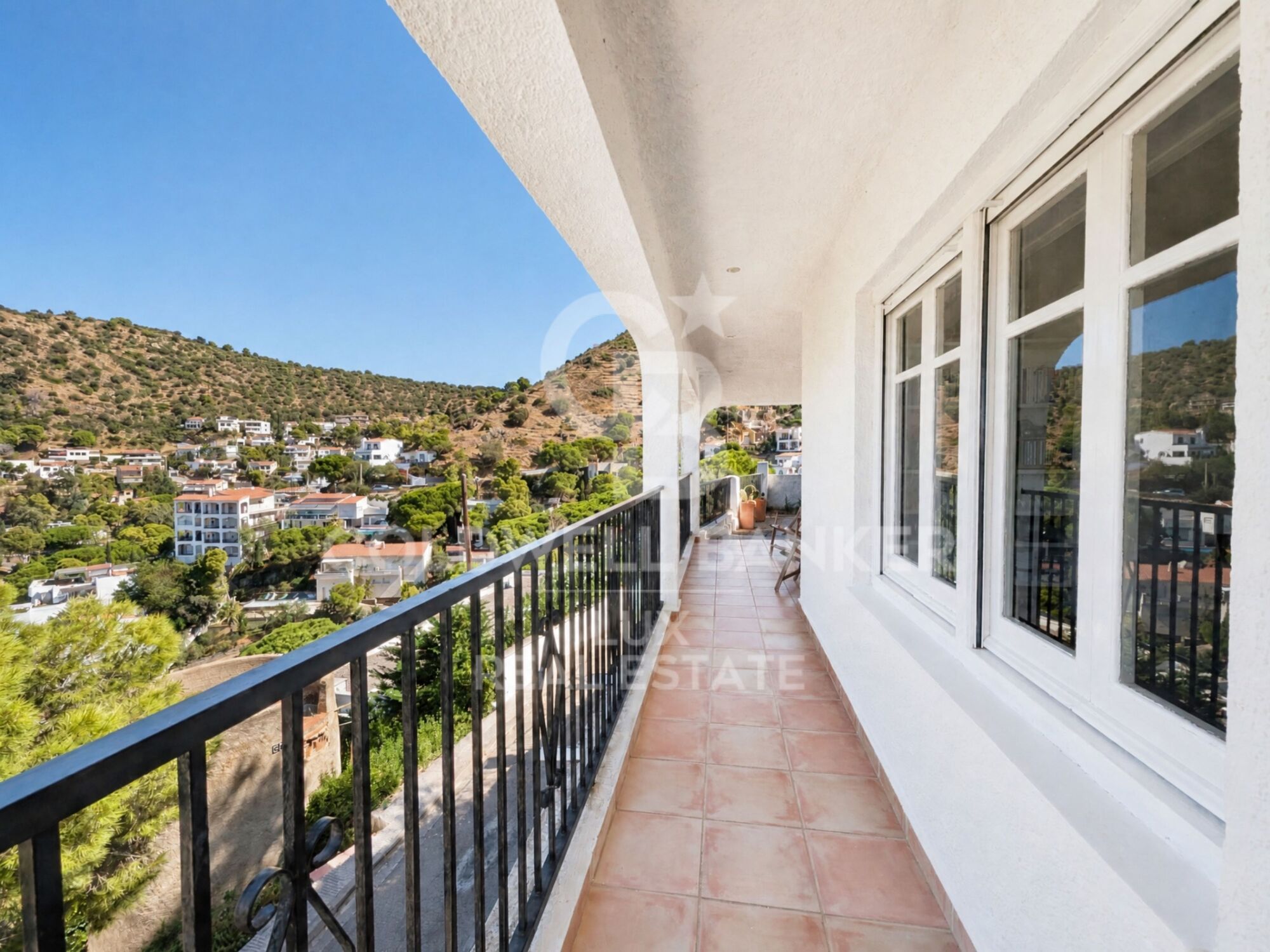 A house with sea views in the Cadaqués style, in Canyelles Petites