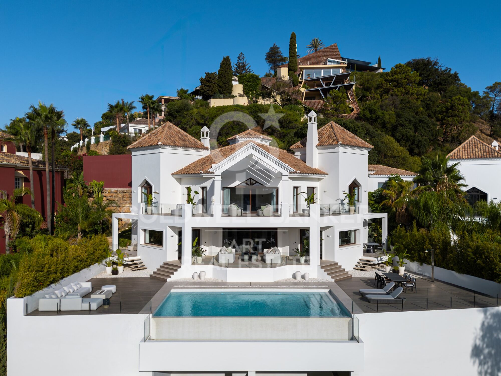 Espectacular villa de nueva construcción con vistas al mar en El Herrojo- Benahavís