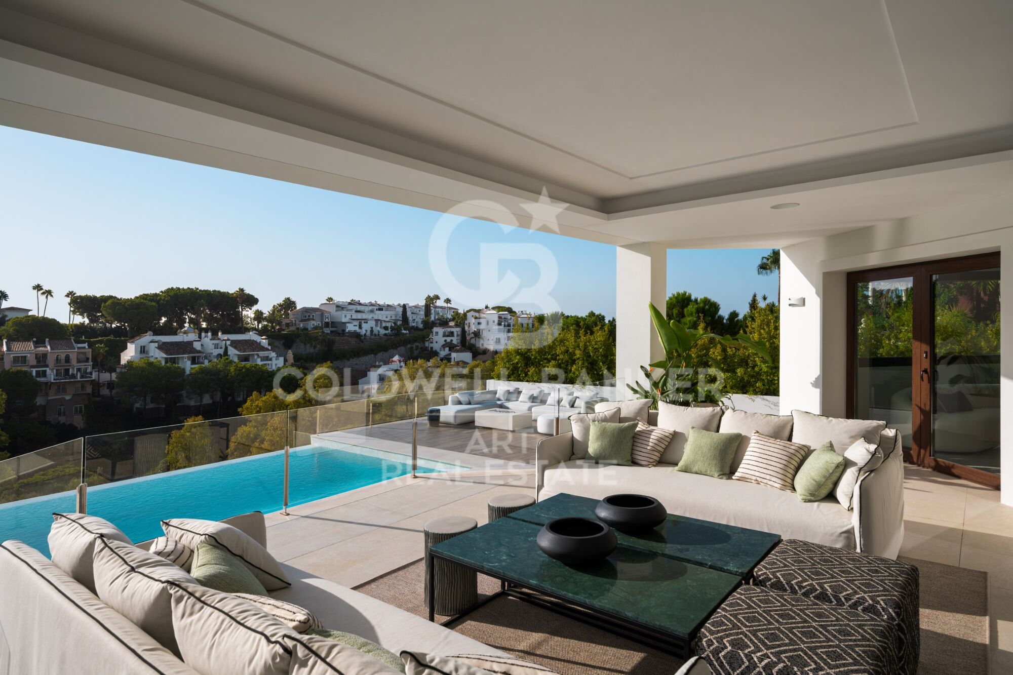 Espectacular villa de nueva construcción con vistas al mar en El Herrojo- Benahavís