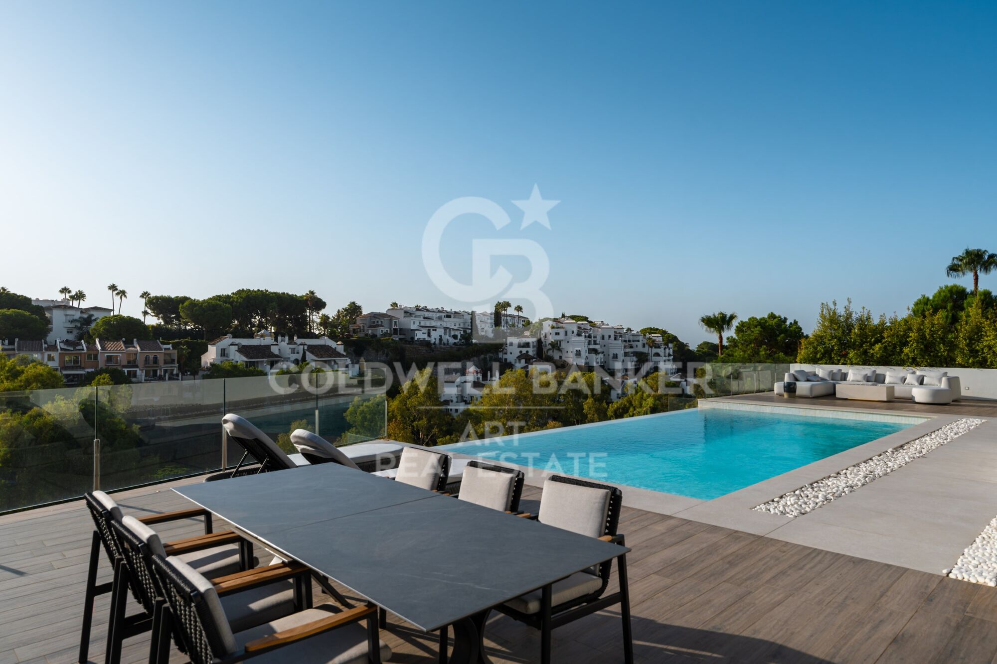 Espectacular villa de nueva construcción con vistas al mar en El Herrojo- Benahavís