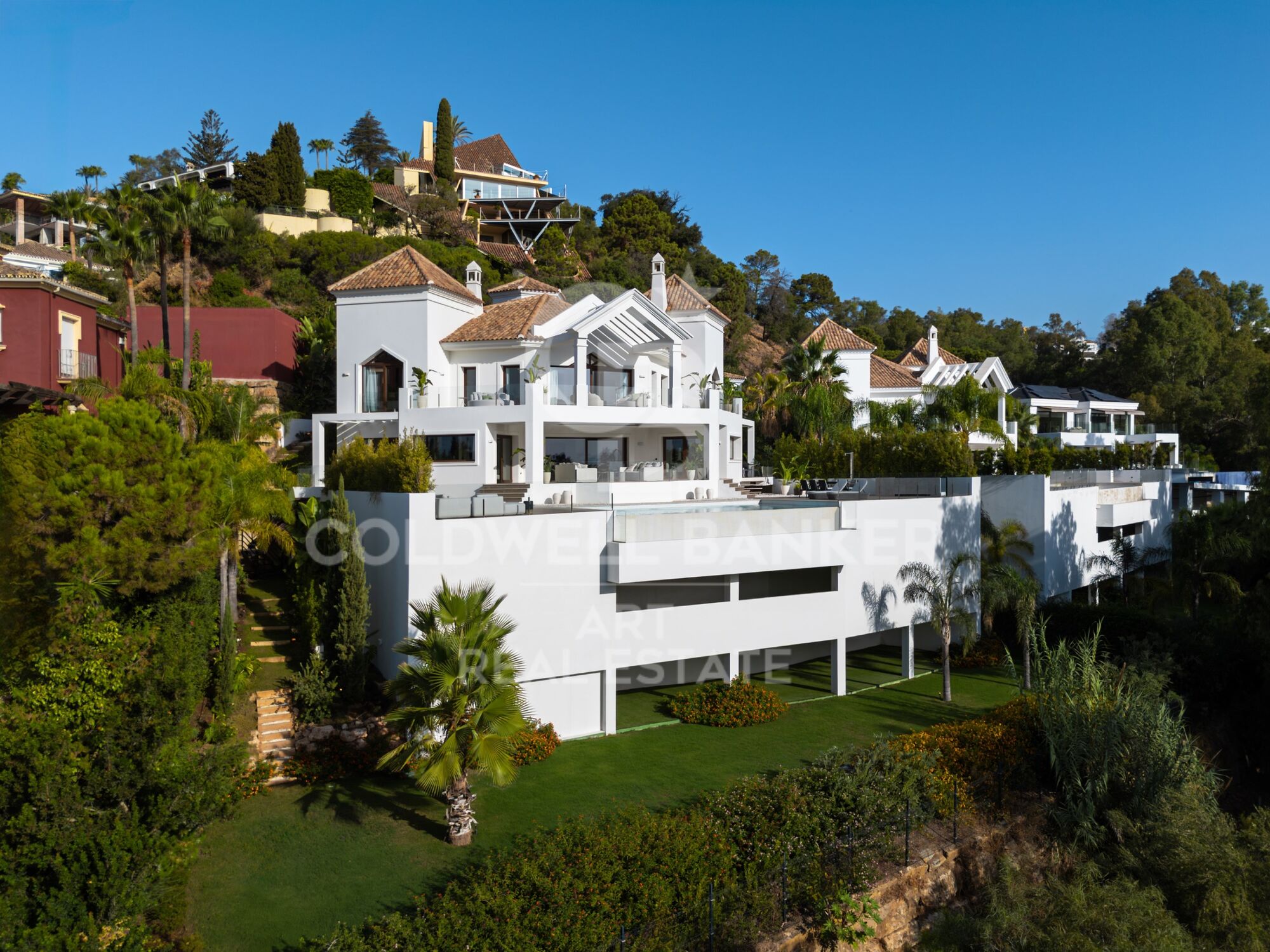 Espectacular villa de nueva construcción con vistas al mar en El Herrojo- Benahavís