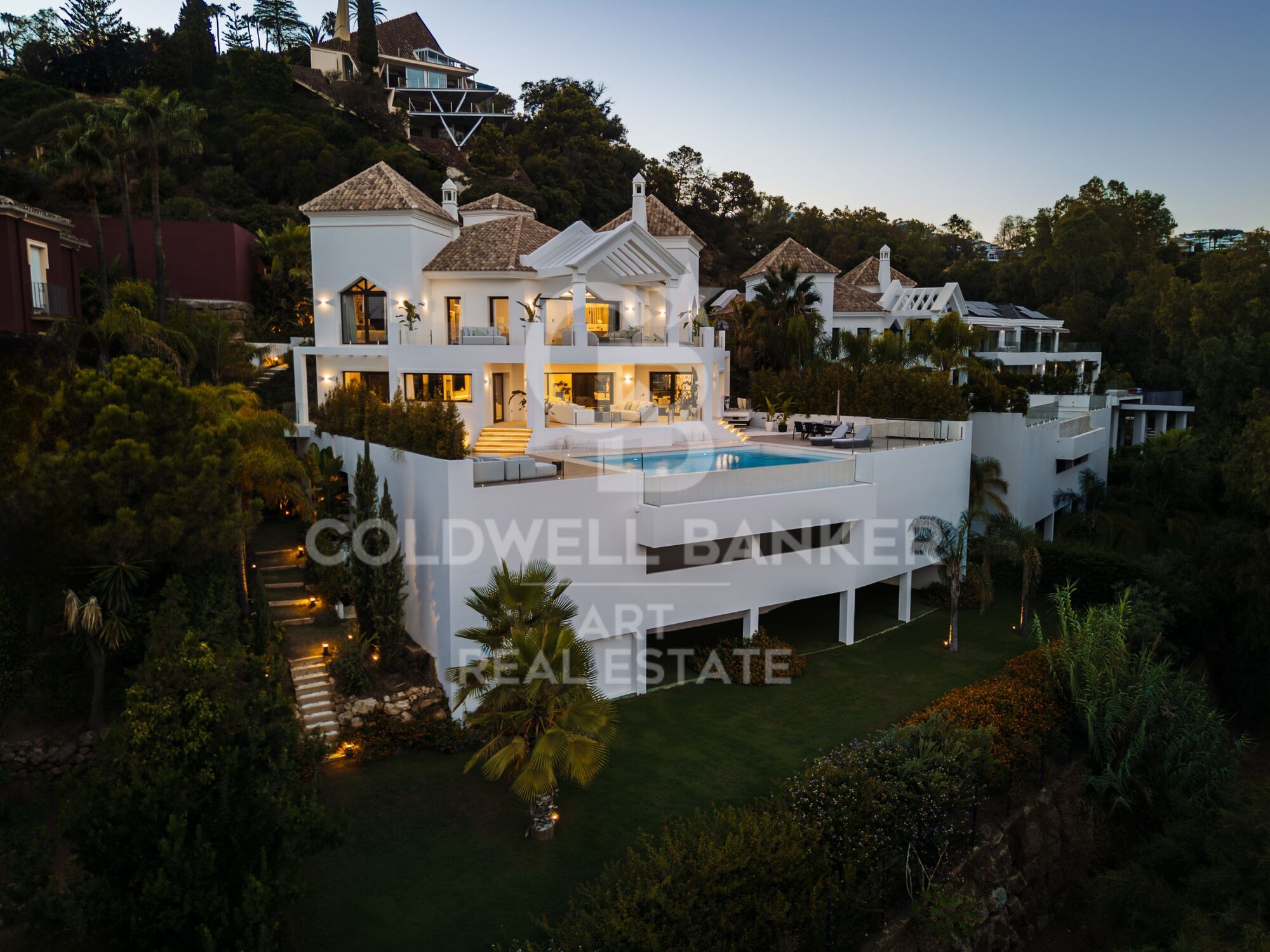 Espectacular villa de nueva construcción con vistas al mar en El Herrojo- Benahavís