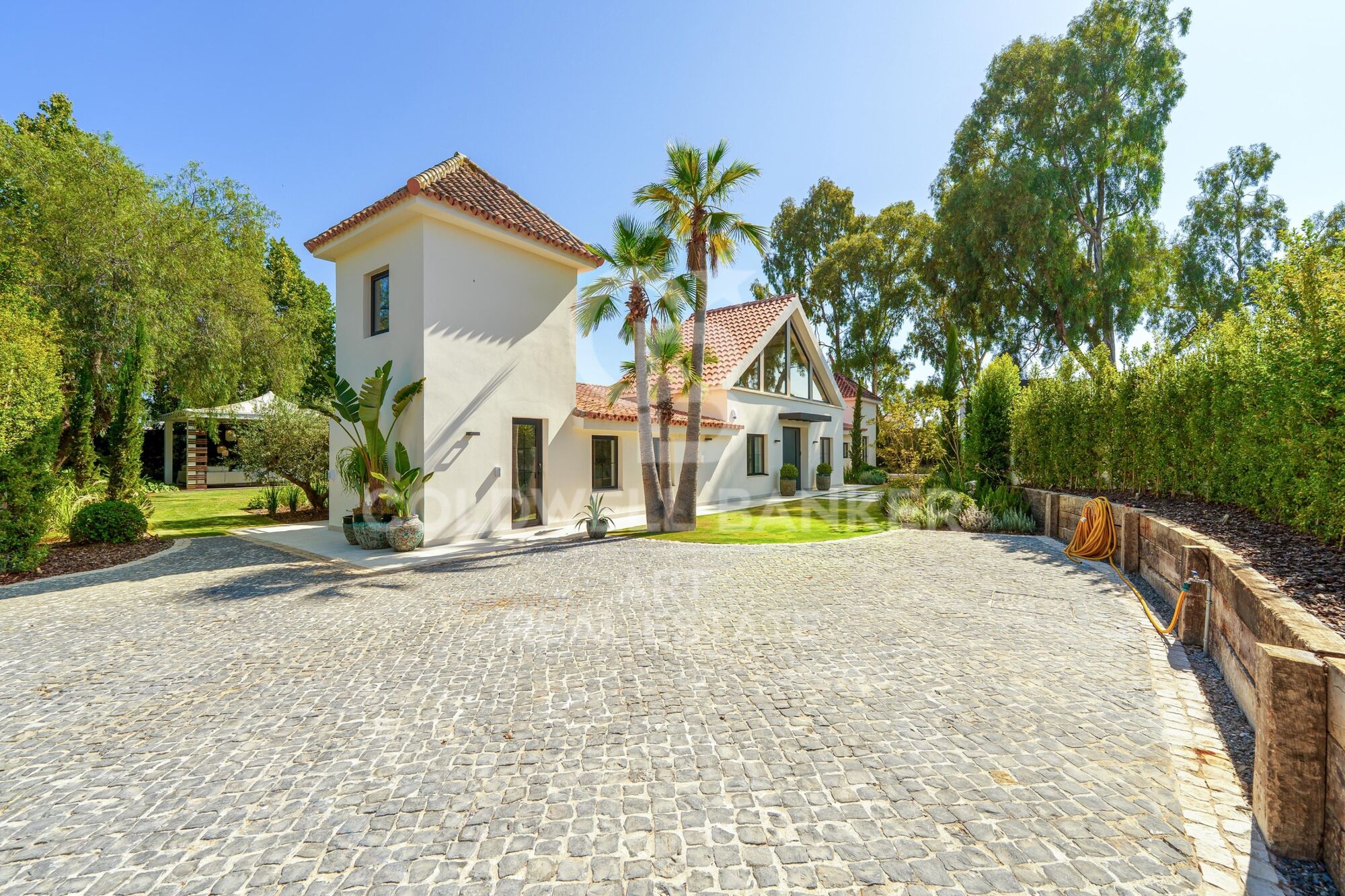Exceptional one-level villa, located a few minutes from Puerto Banús-Marbella